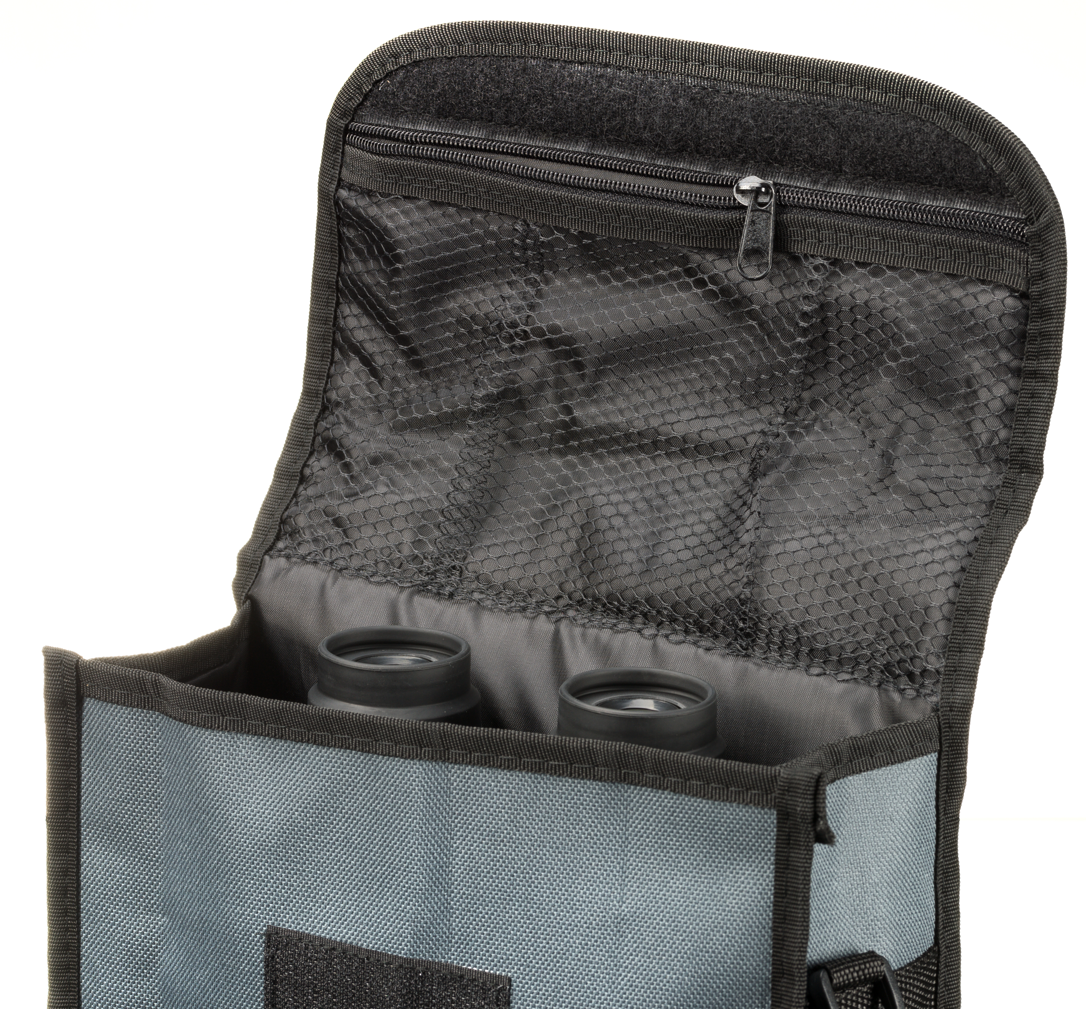 Estuche de binoculares abierto. Exterior azul y gris con interior negro. Binoculares dentro.