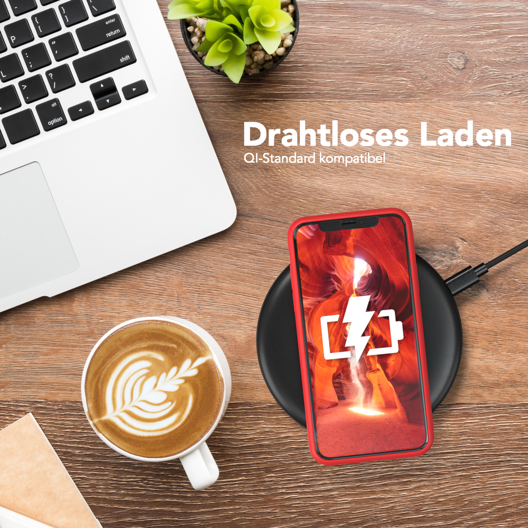 Laptop, Kaffee und Telefon auf Ladepad auf einem Holzschreibtisch.