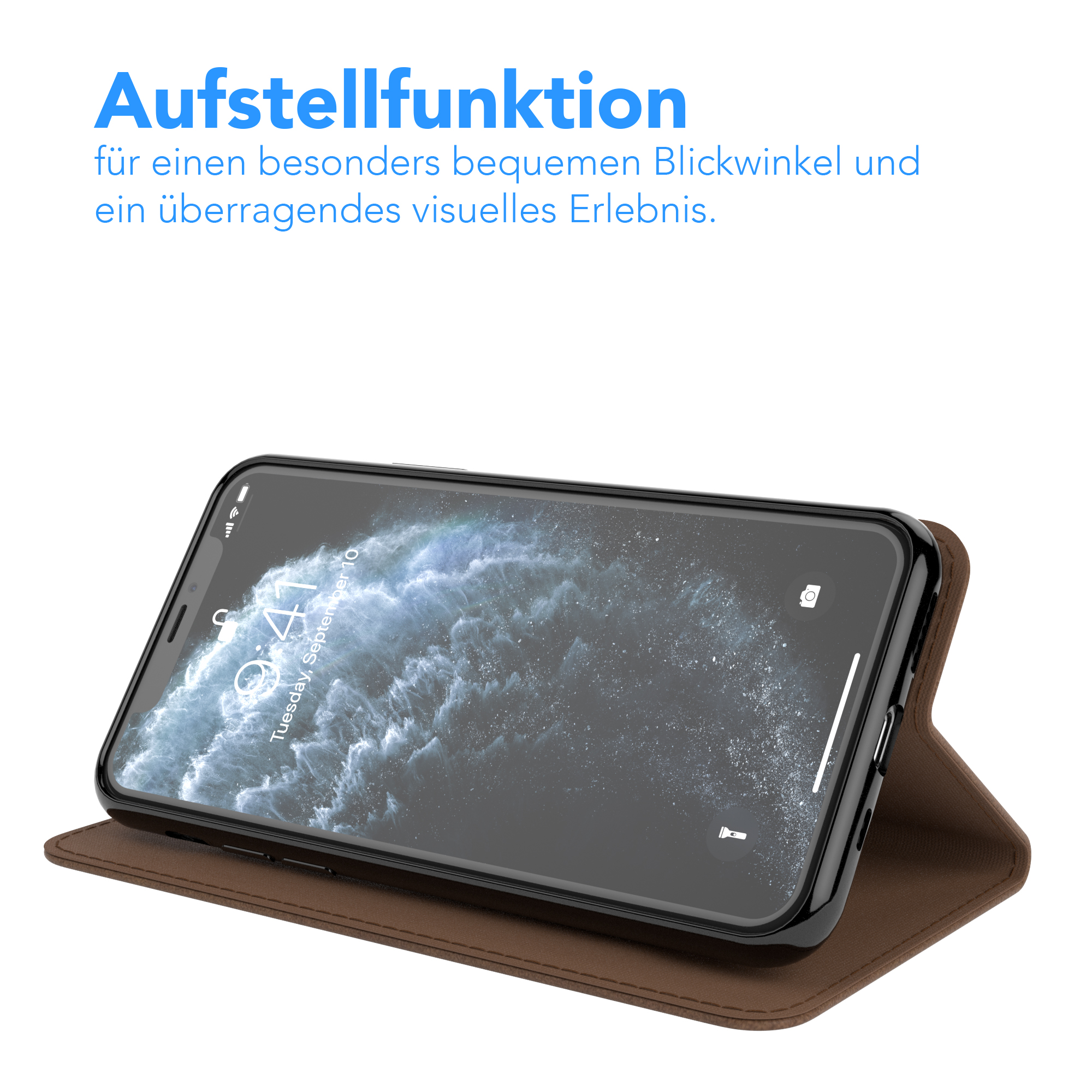 Telefon in brauner Hülle, geöffnet. Weißer Hintergrund.