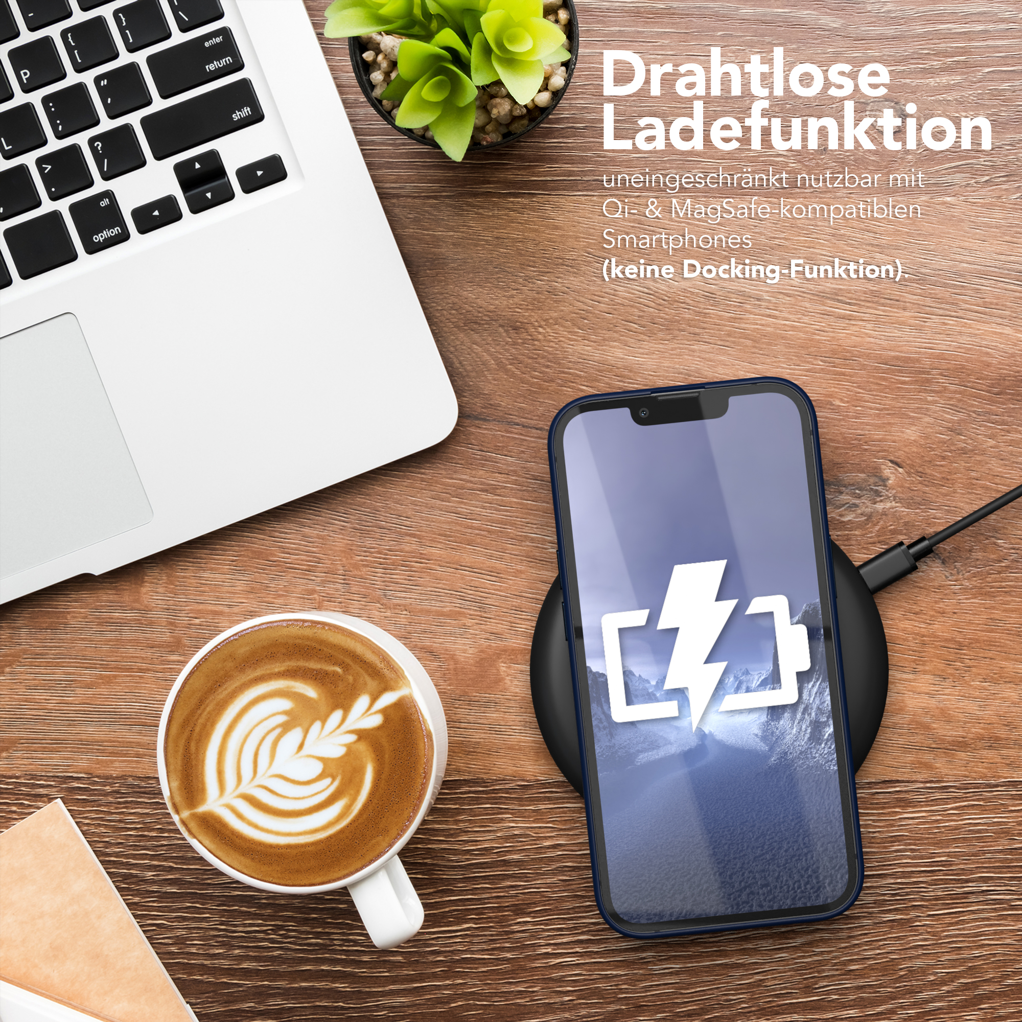 Laptop, Kaffee, Telefon, das auf einem kabellosen Ladegerät aufgeladen wird. Das Telefon zeigt ein Batteriesymbol.