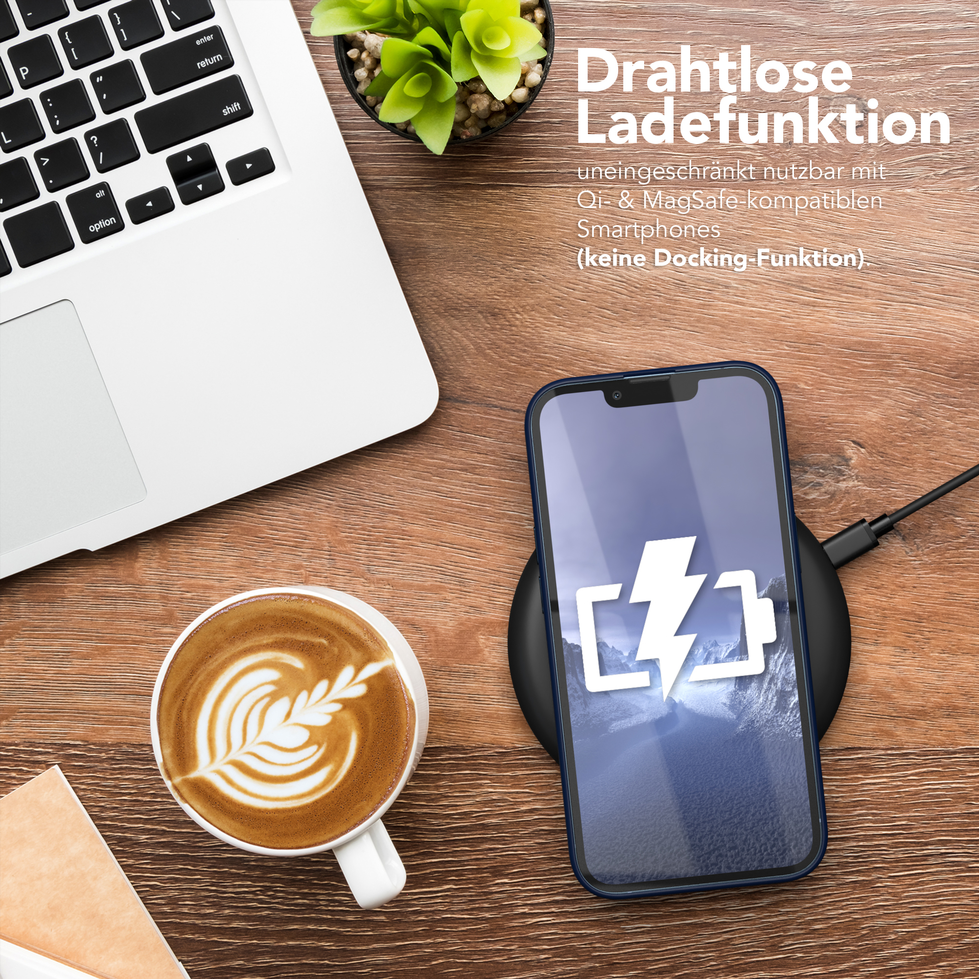 Telefon auf kabellosem Ladegerät mit Kaffeetasse, Laptop und Pflanze auf Holztisch.