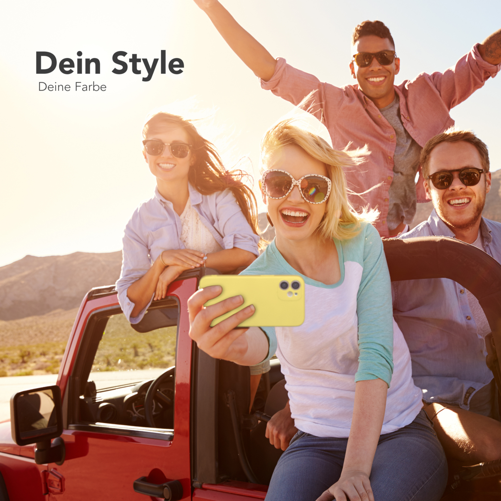 Vier Personen in einem roten Jeep machen ein Selfie mit einer gelben Handyhülle. Sonniger Hintergrund.