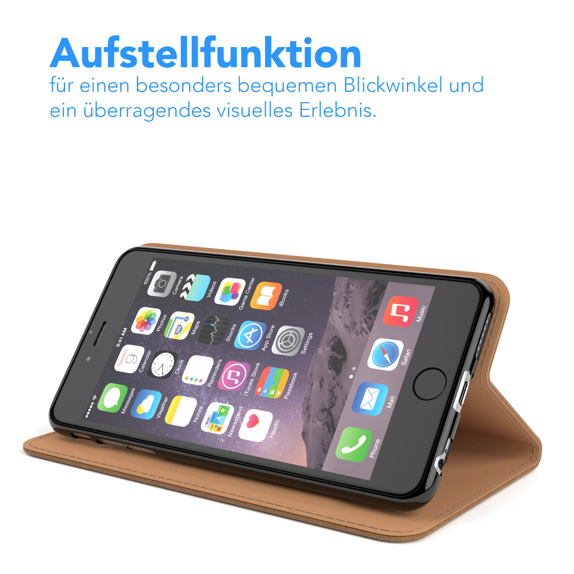 Braune Handyhülle mit Telefon darin, aufgestellt, auf weißer Oberfläche.