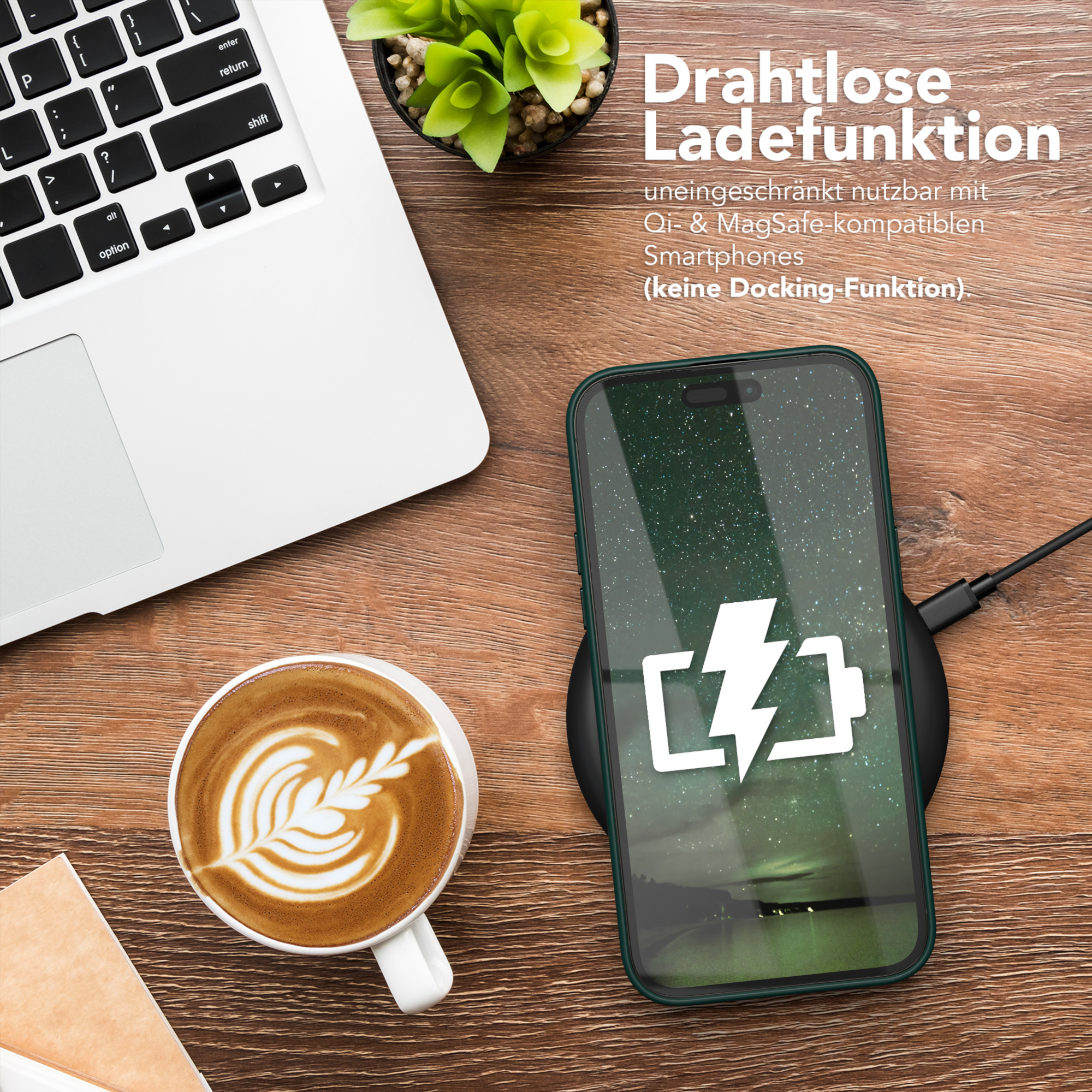 Laptop, Kaffee und ein Telefon auf einem kabellosen Ladegerät. Das Telefon zeigt ein Ladesymbol.