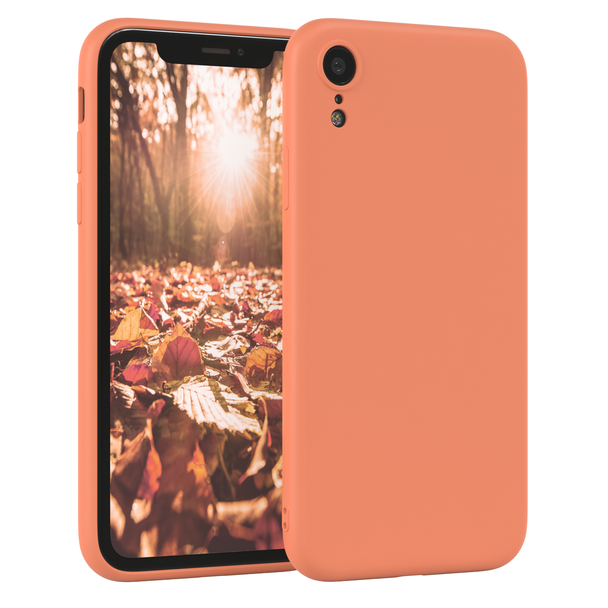 Eine orangefarbene Handyhülle mit einem Telefon darin. Der Bildschirm zeigt einen Wald mit Sonnenlicht und Herbstlaub.
