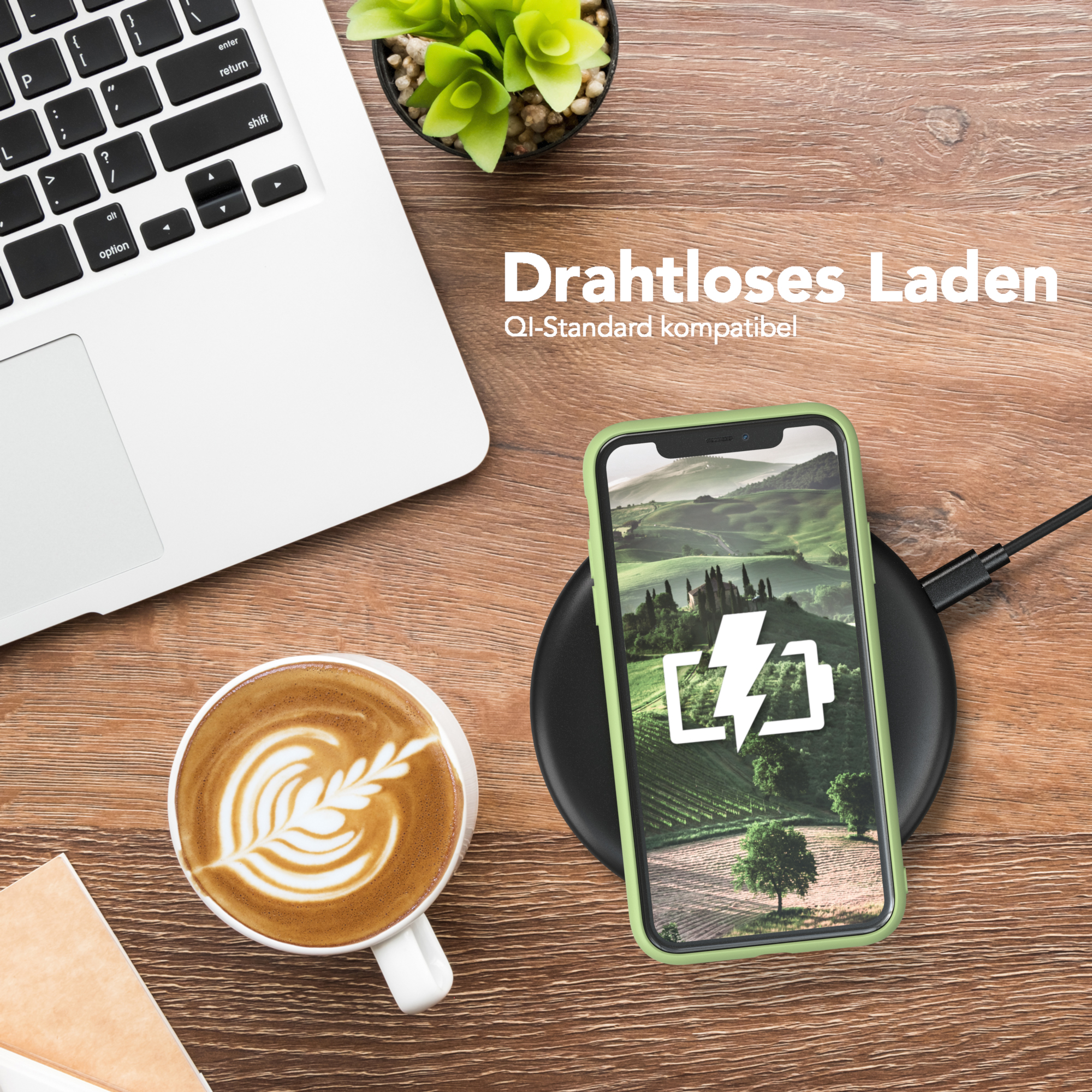 Laptop, Telefon, Kaffee und ein Telefon, das mit grüner Hülle auf einem Holztisch lädt.