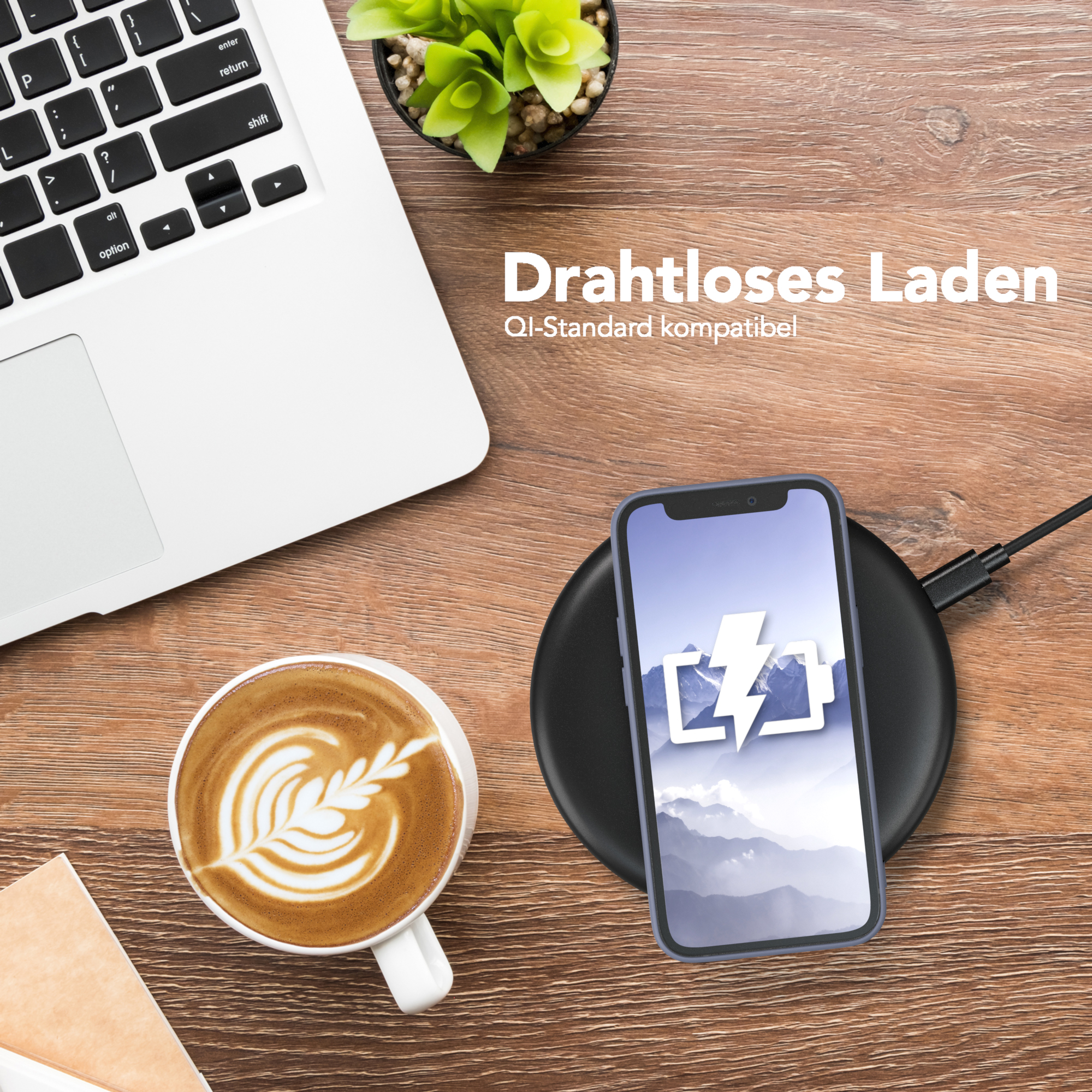 Telefon auf kabellosem Ladegerät, neben Laptop und Kaffee. Das Telefon hat einen Blitz auf dem Bildschirm.
