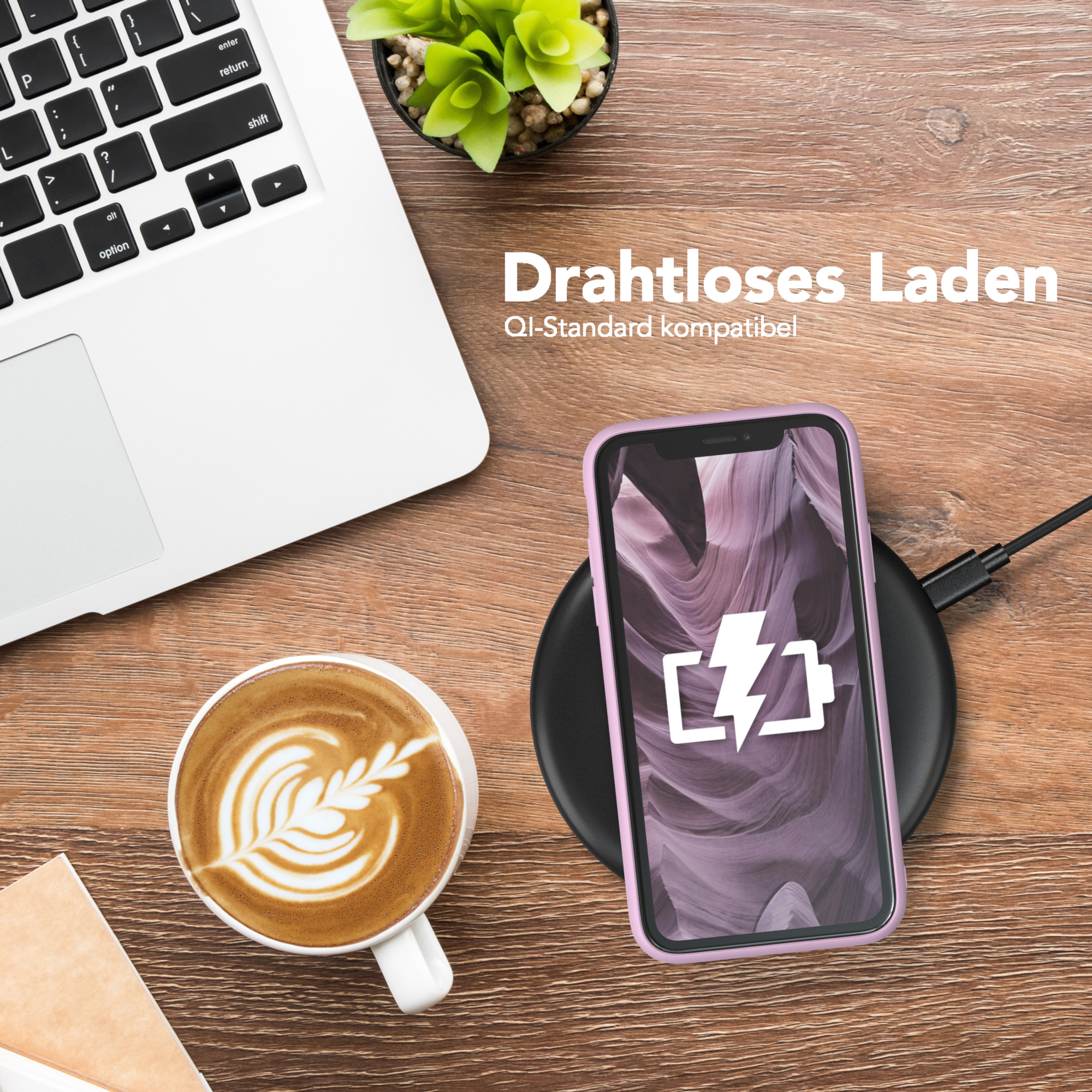 Telefon kabellos geladen, mit Kaffee und Laptop auf Holzschreibtisch.