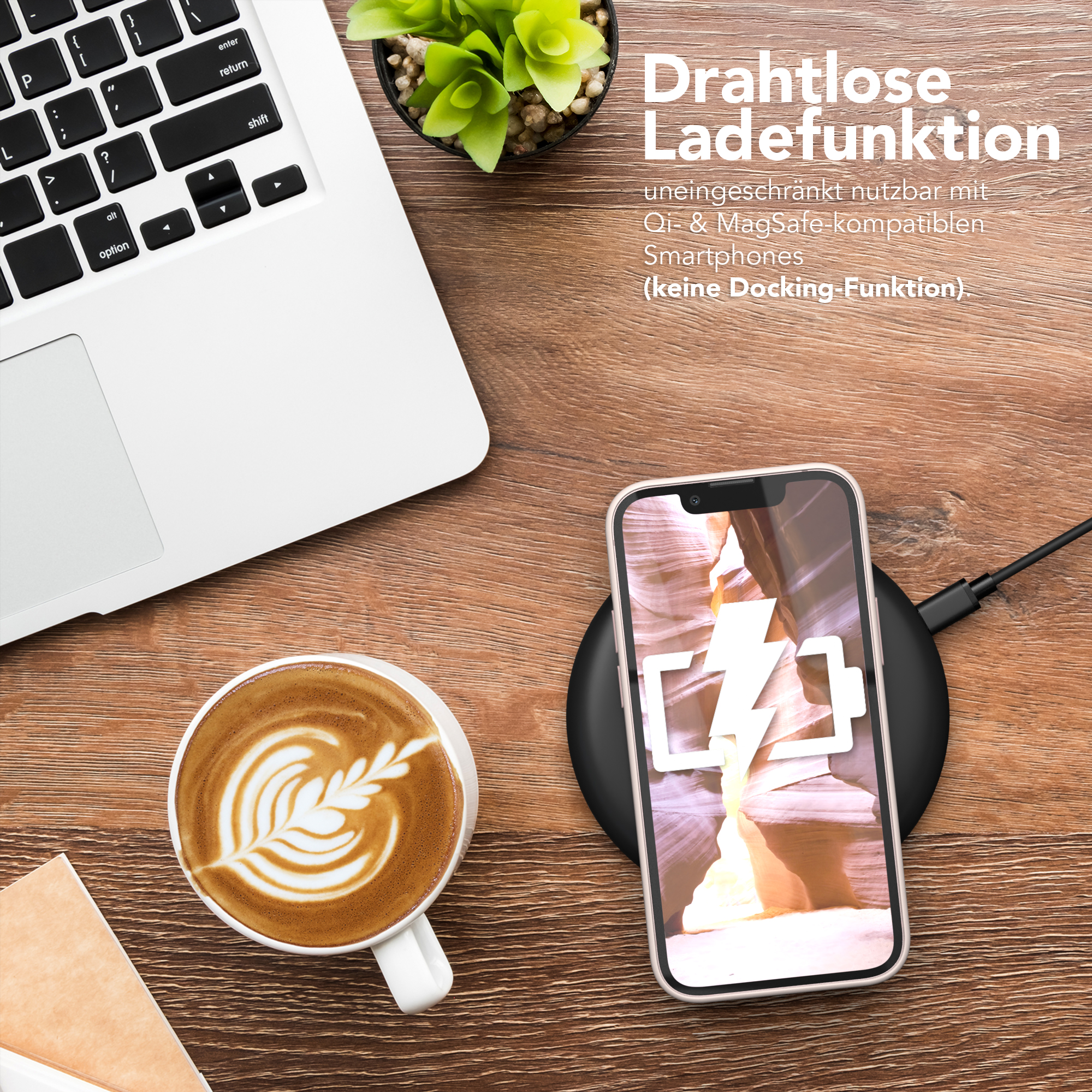 Laptop und Kaffeetasse mit Latte Art. Telefon auf einem Ladegerät mit Blitzsymbol.