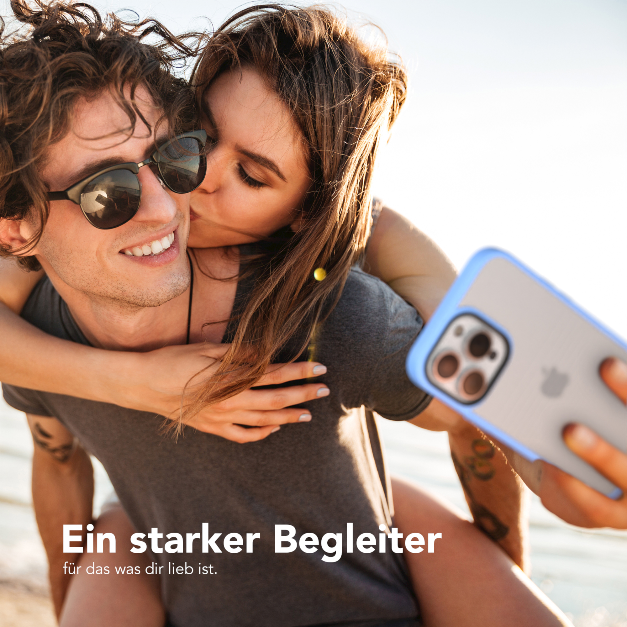 Paar macht Selfie, Frau küsst Mann, mit Handyhülle.