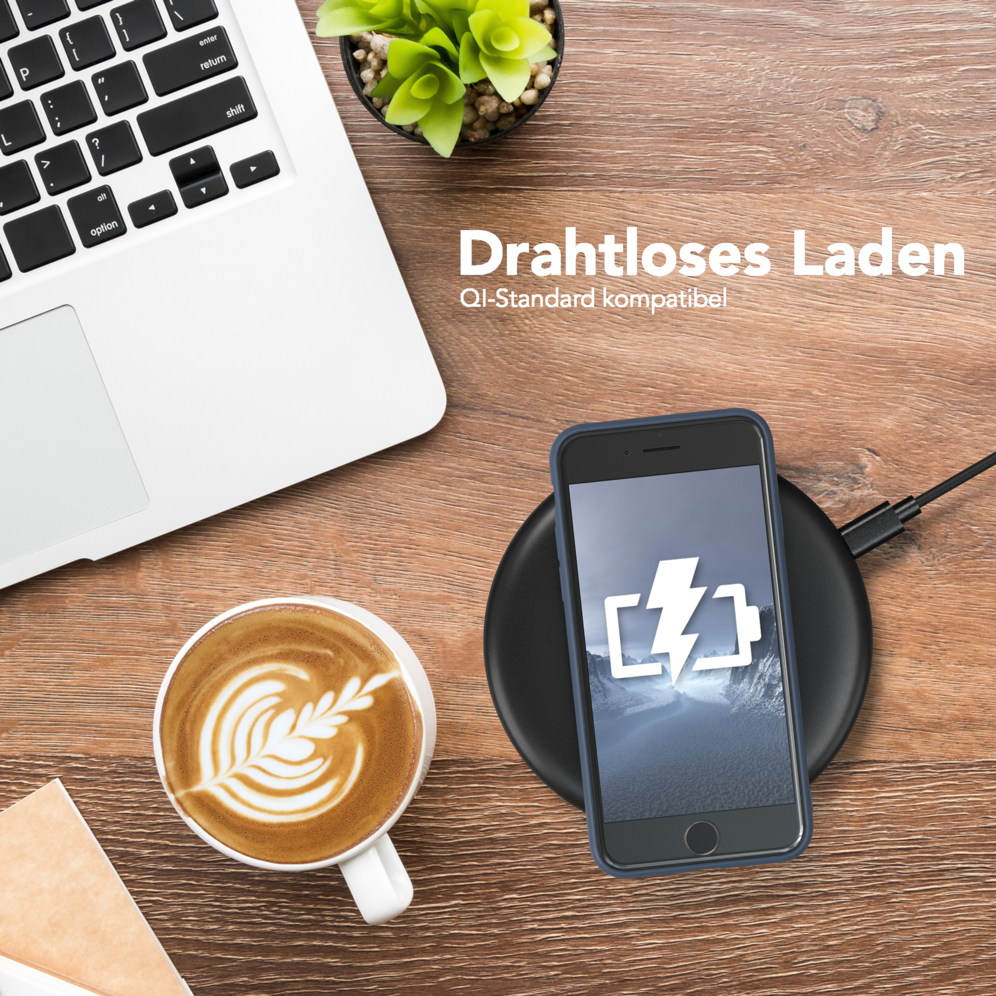 Telefon auf kabellosem Ladegerät, mit einer Tasse Kaffee und einem Laptop. Holztisch.