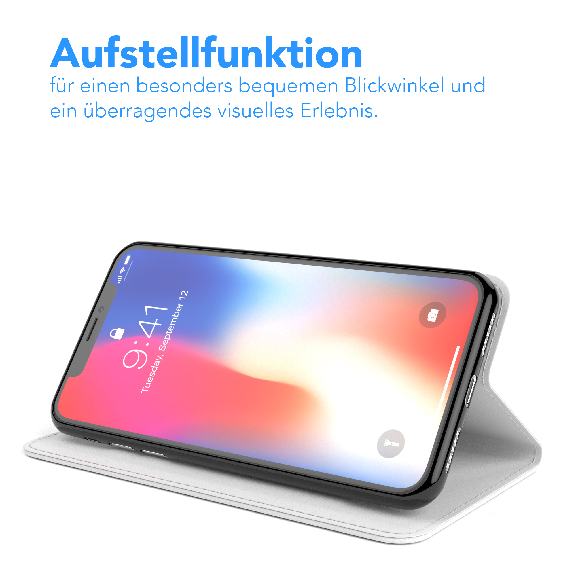 Ein Telefon in einer weißen Hülle ist aufgestellt und zeigt Zeit und Datum an. Der Hintergrund ist weiß.