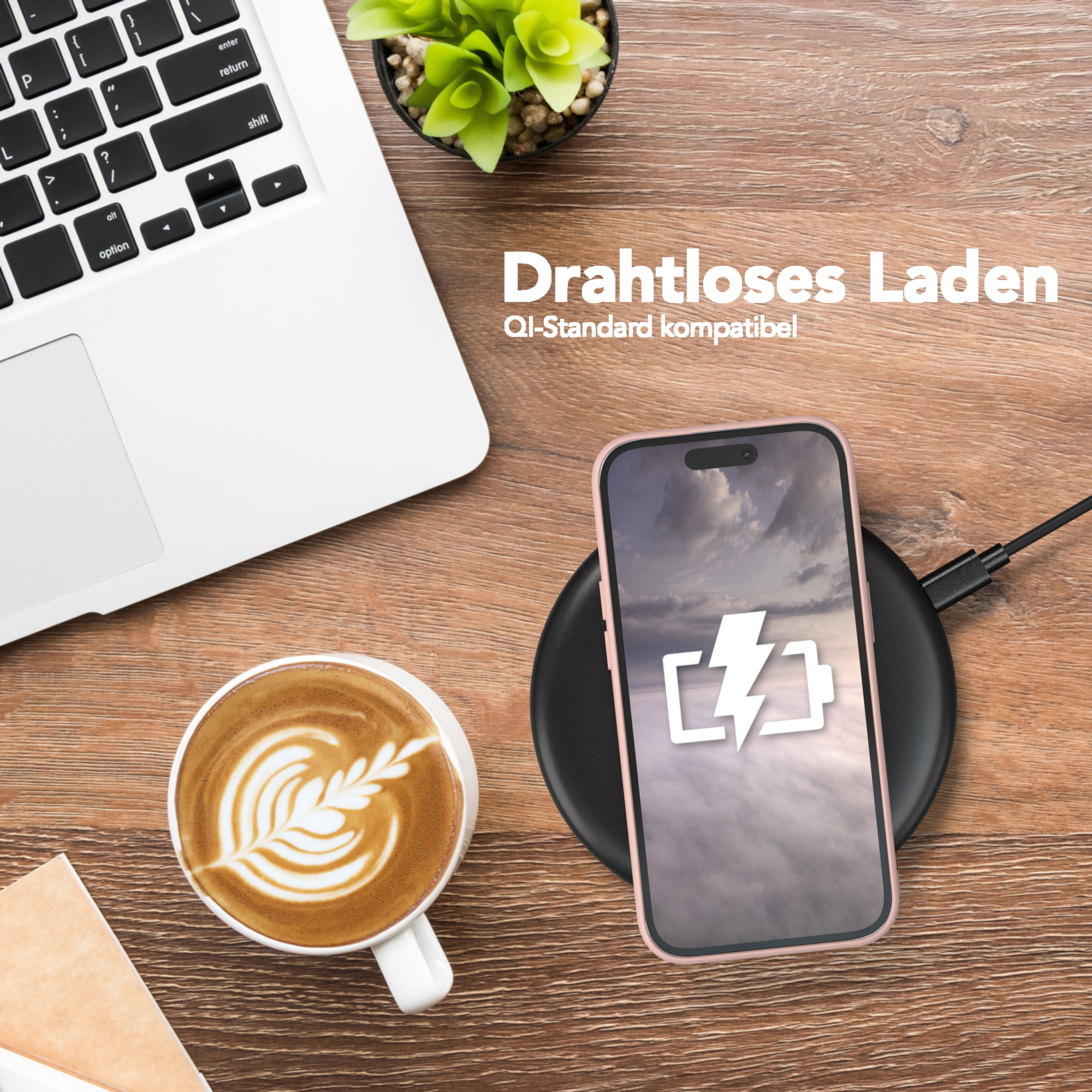 Ein Schreibtisch mit Laptop, Kaffee und einem drahtlos ladenden Telefon, das die Funktion des Produkts veranschaulicht.