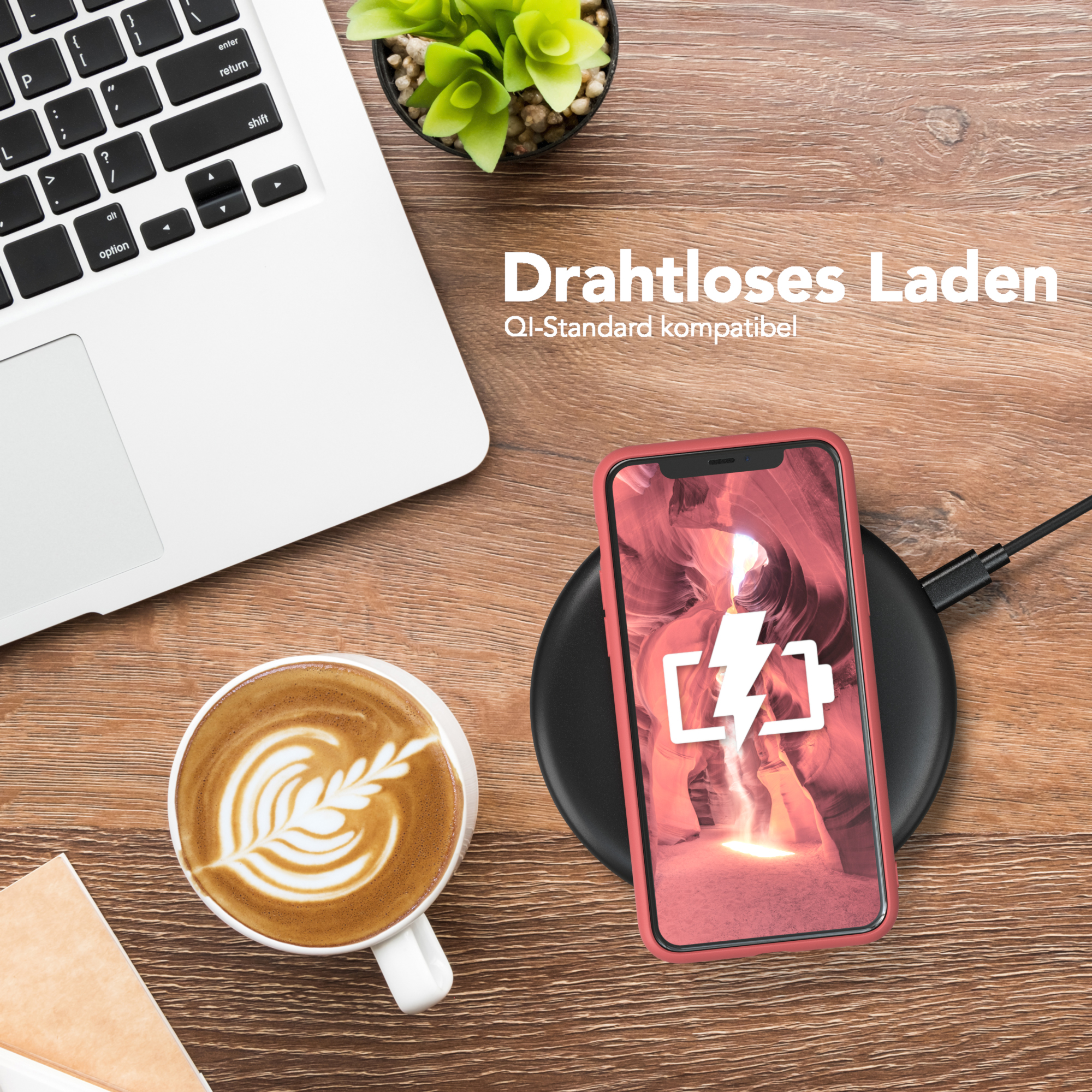 Ein Schreibtisch mit Laptop, Kaffeetasse und Telefon, das auf einem kabellosen Ladegerät geladen wird. Text: Kabelloses Laden.