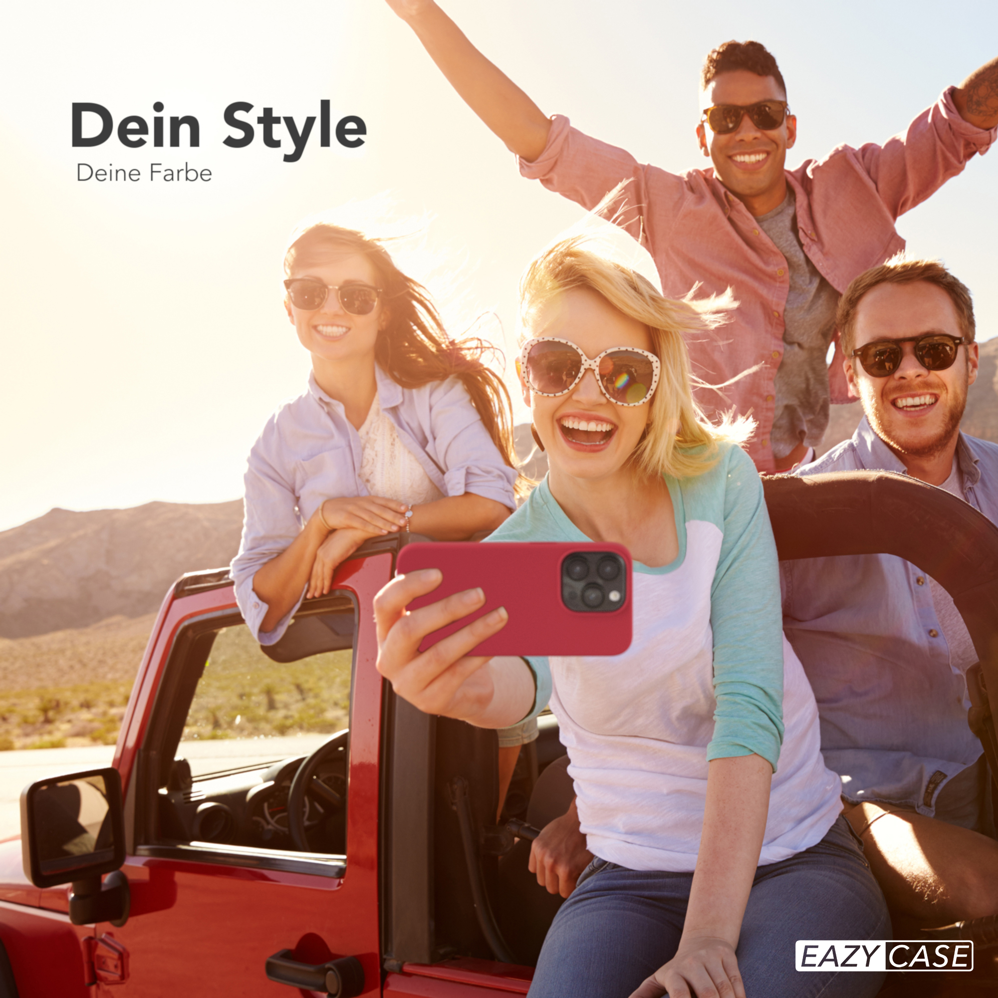 Vier Personen auf einem roten Jeep machen ein Selfie. Sie lächeln und die Handyhülle ist rot.