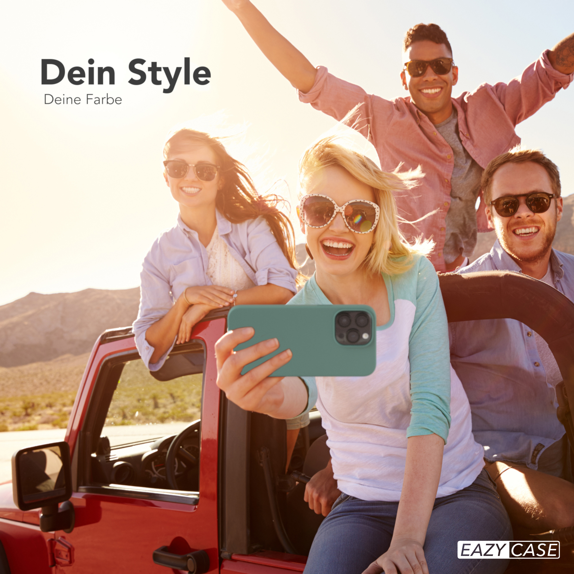 Vier Personen in einem roten Jeep machen ein Selfie mit einer grünen Handyhülle.