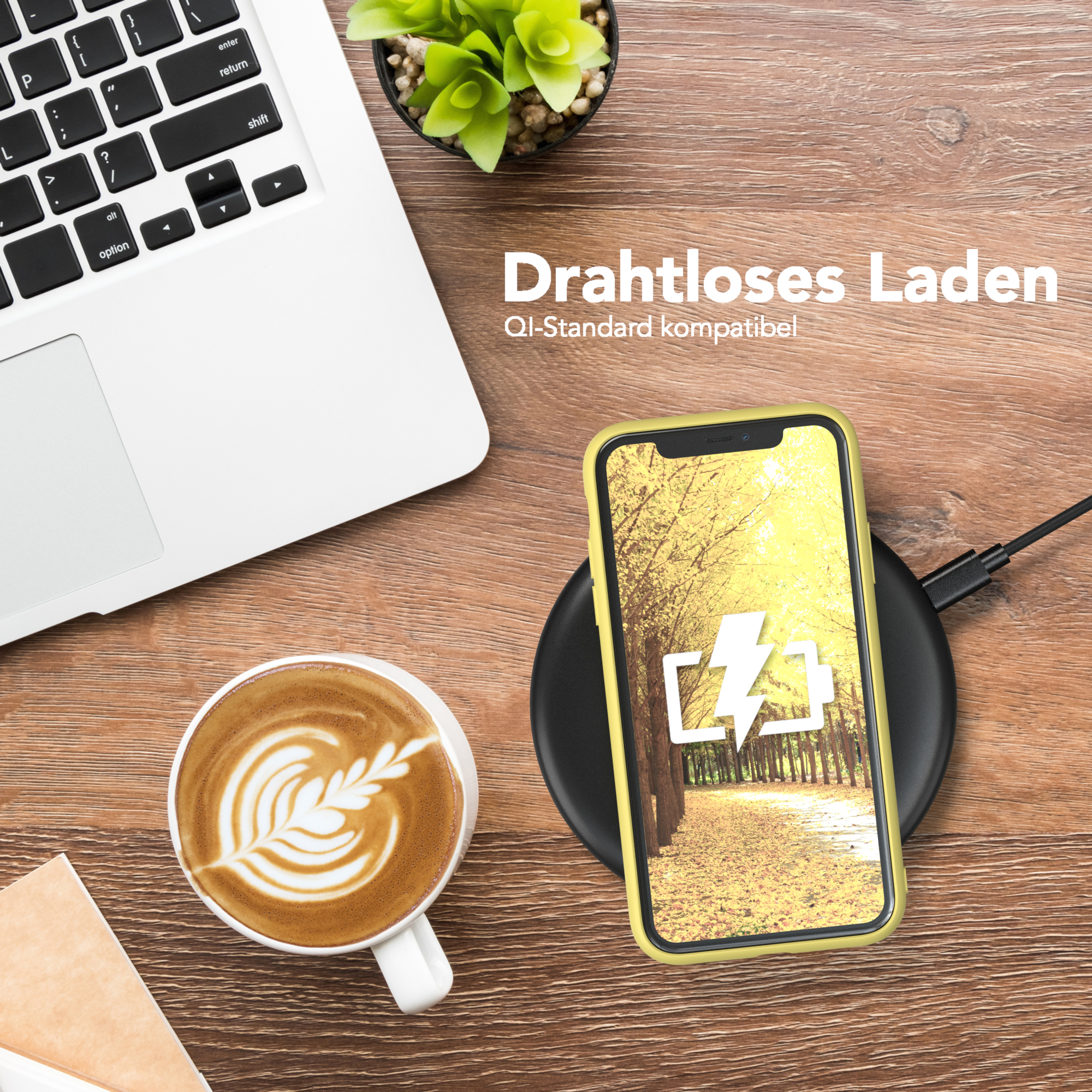 Telefon lädt kabellos, mit Kaffee, Laptop und Pflanze auf einem Holzschreibtisch, Qi-kompatibel.