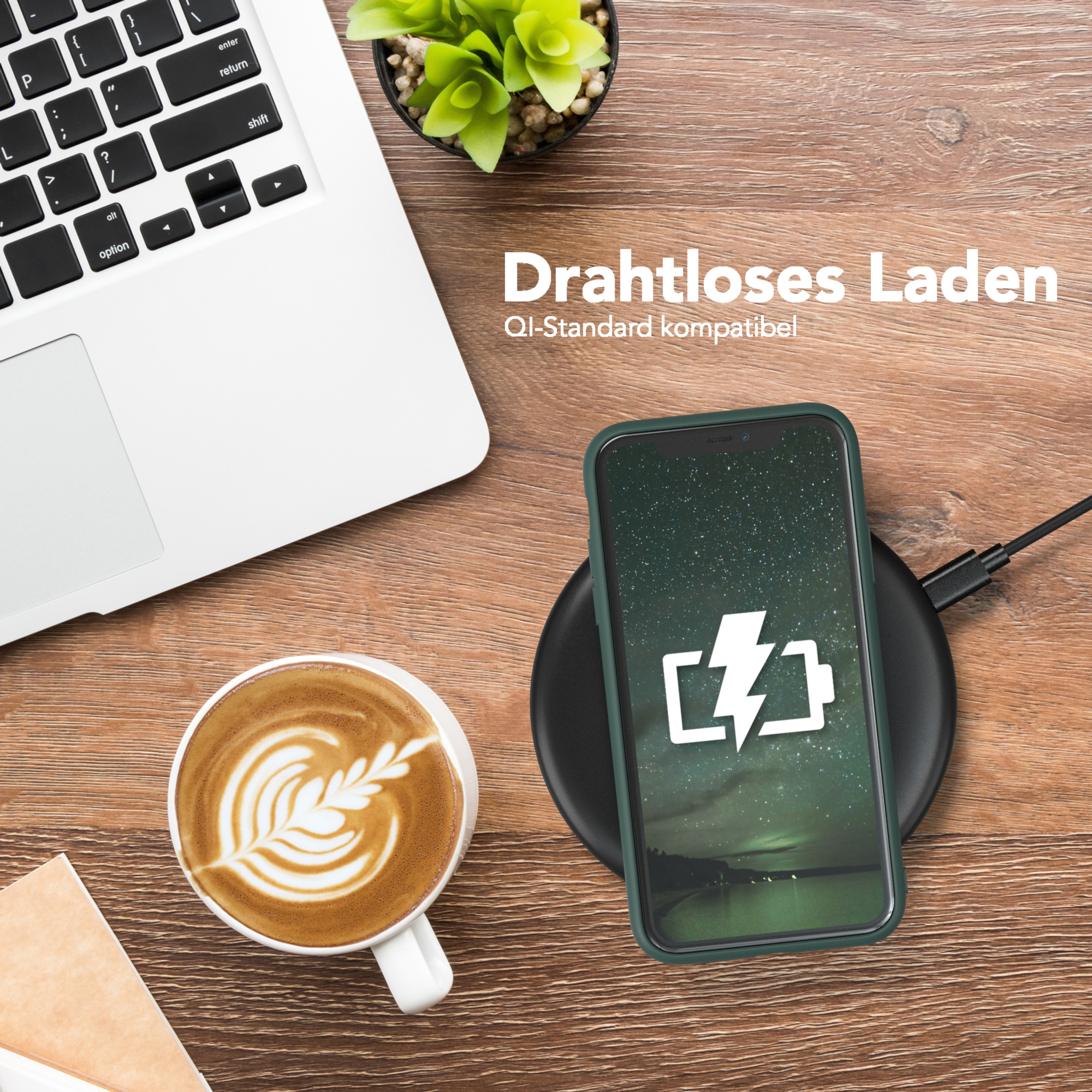 Telefon auf kabellosem Ladegerät. Ein Laptop und Kaffee liegen daneben. Text: Drahtloses Laden. QI-Standard kompatibel.