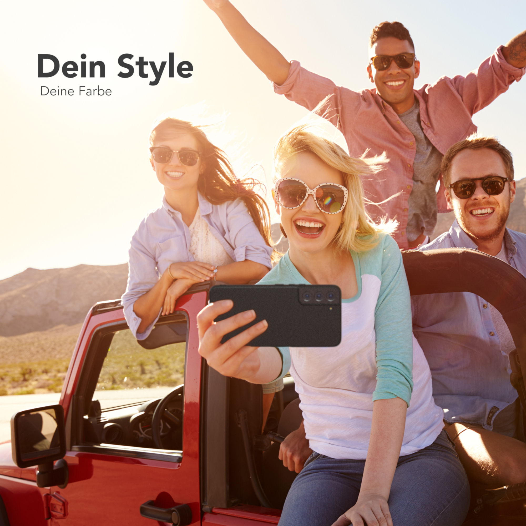 Gruppe von Leuten in einem roten Jeep, die ein Selfie mit einer Handyhülle machen. Text sagt 'Dein Style'.