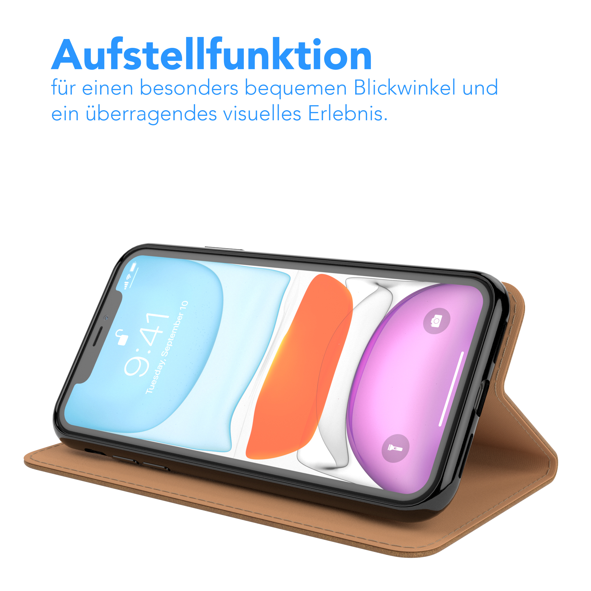 Ein Smartphone in einer braunen Hülle, auf einem Ständer abgewinkelt. Der Bildschirm zeigt eine Benutzeroberfläche. Die Hülle ist offen.