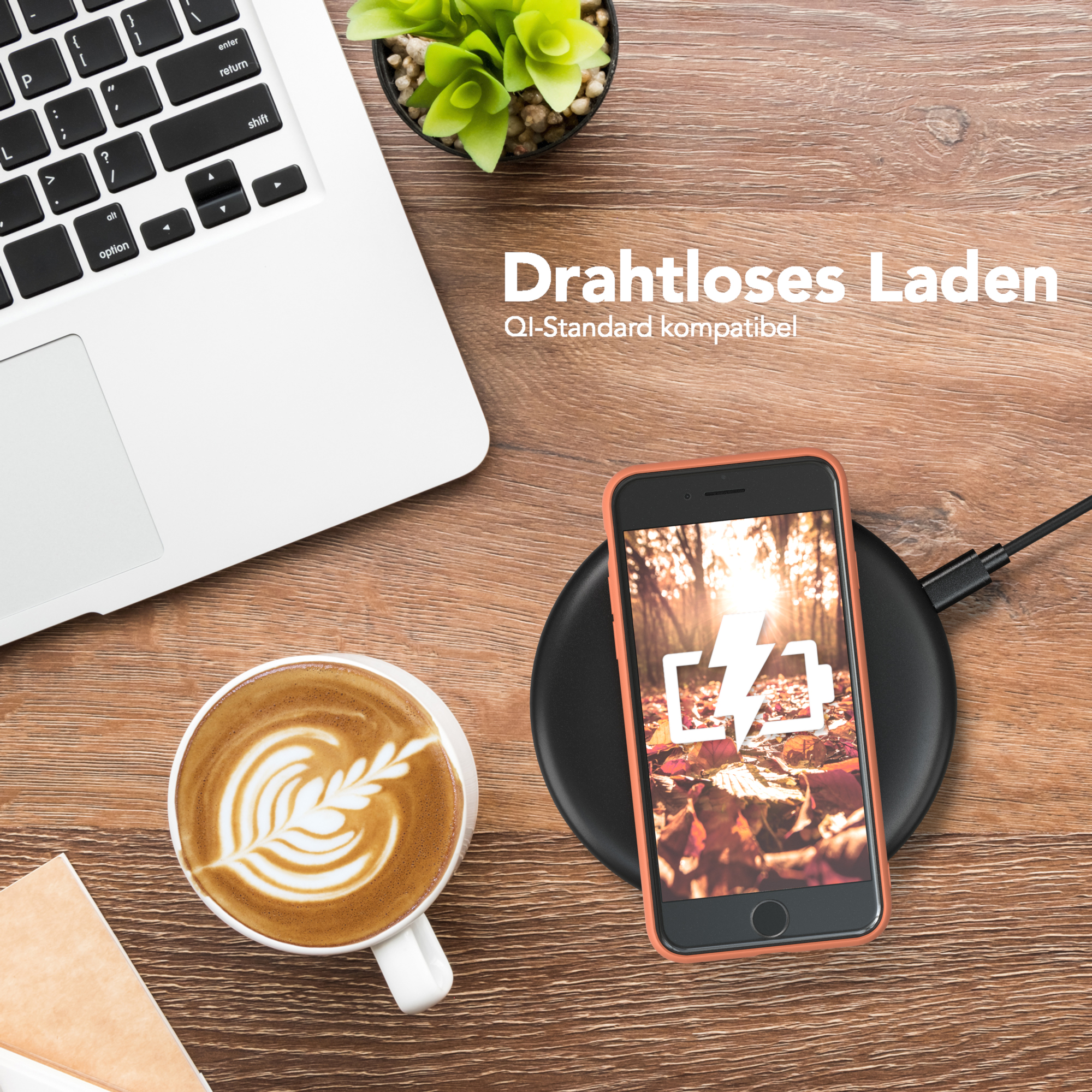 Telefon auf Ladegerät, Kaffee, Laptop. Text: Kabelloses Laden.