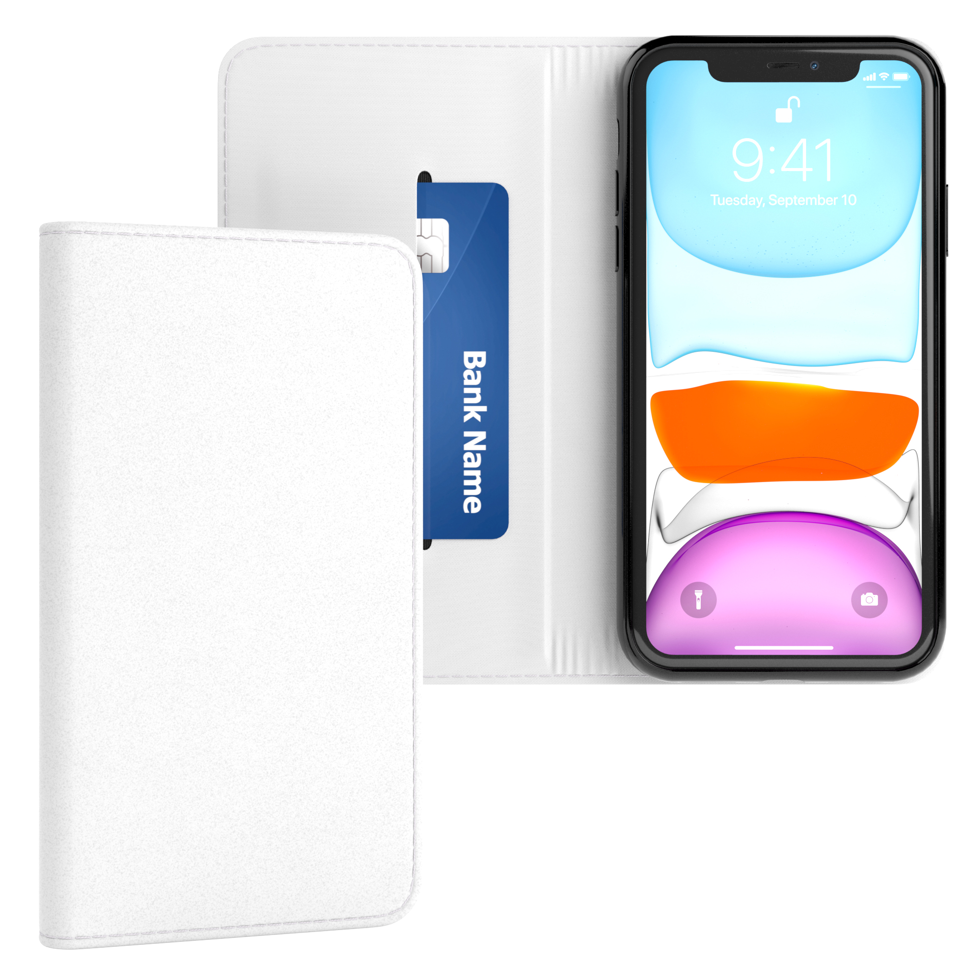 Weißes Telefoncase mit Telefon. Blaue Karte im Schlitz. Das Telefon zeigt die Uhrzeit. Weißer Hintergrund.