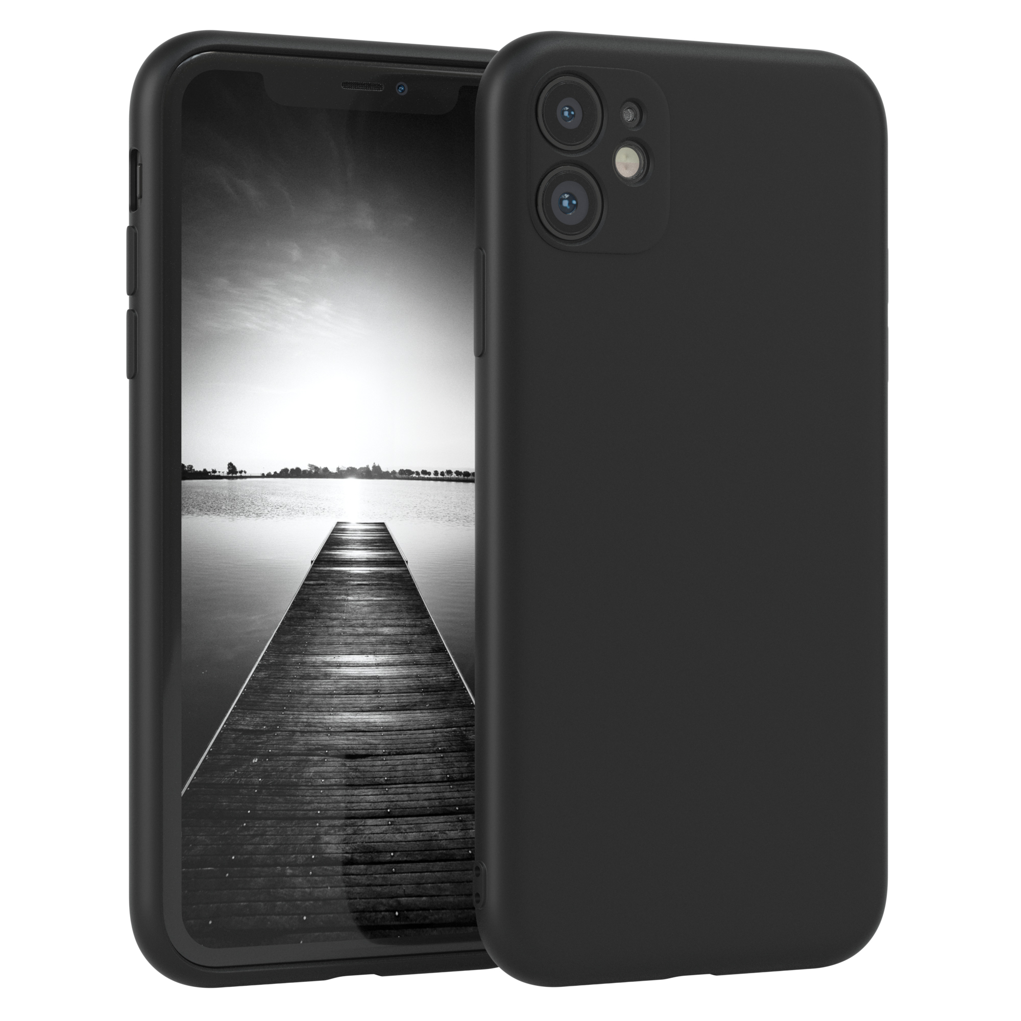 Schwarzes Telefon in schwarzer Hülle, See und Steg im Hintergrund.