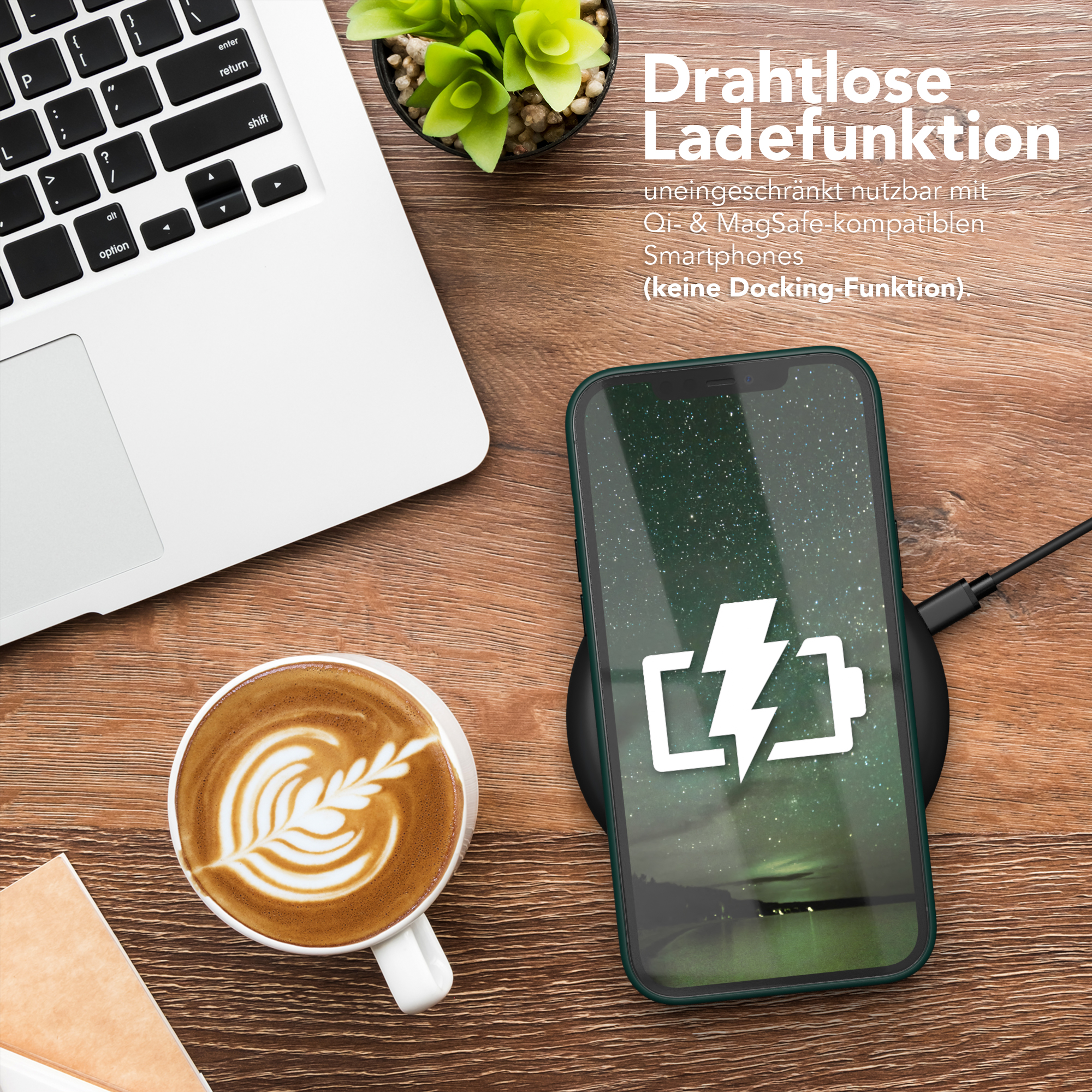 Laptop, Kaffee, Telefon auf kabellosem Ladegerät auf Holzschreibtisch. Telefonbildschirm mit Blitz.