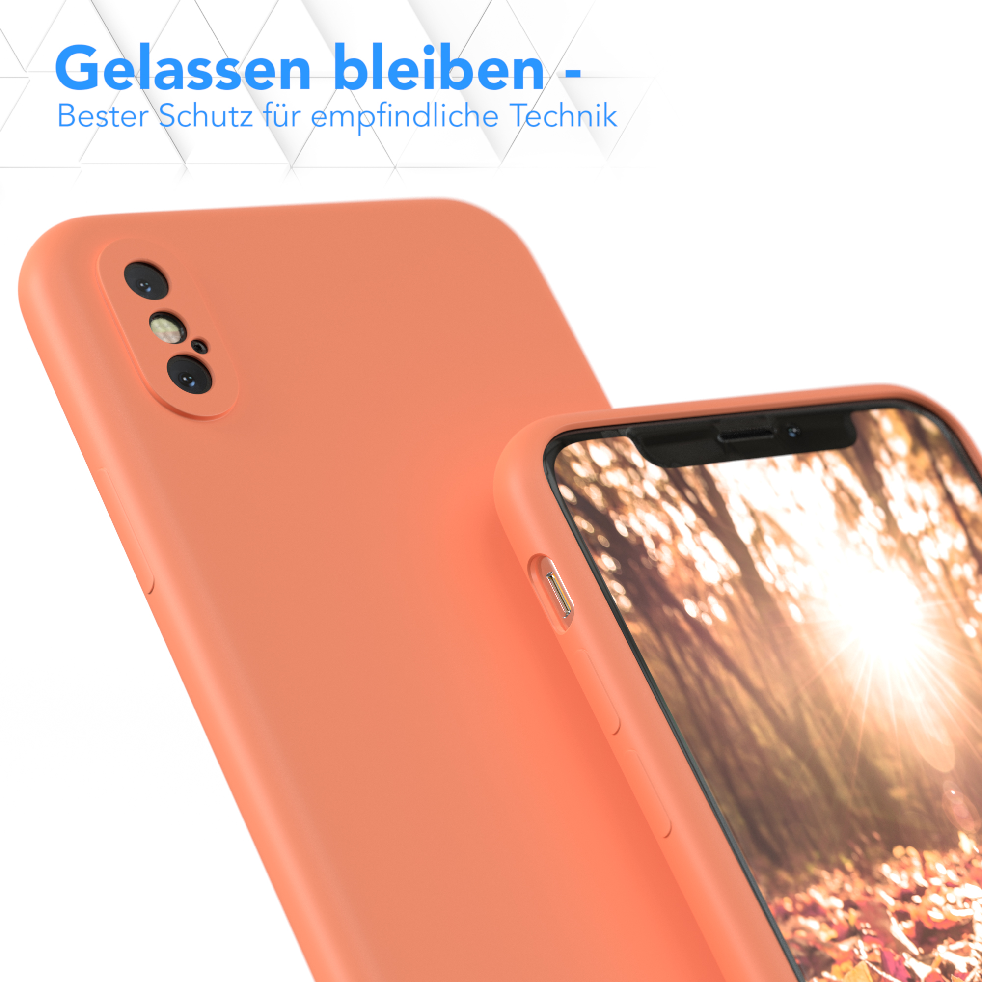 Eine orangefarbene Handyhülle neben einem Telefon auf weißem Hintergrund.