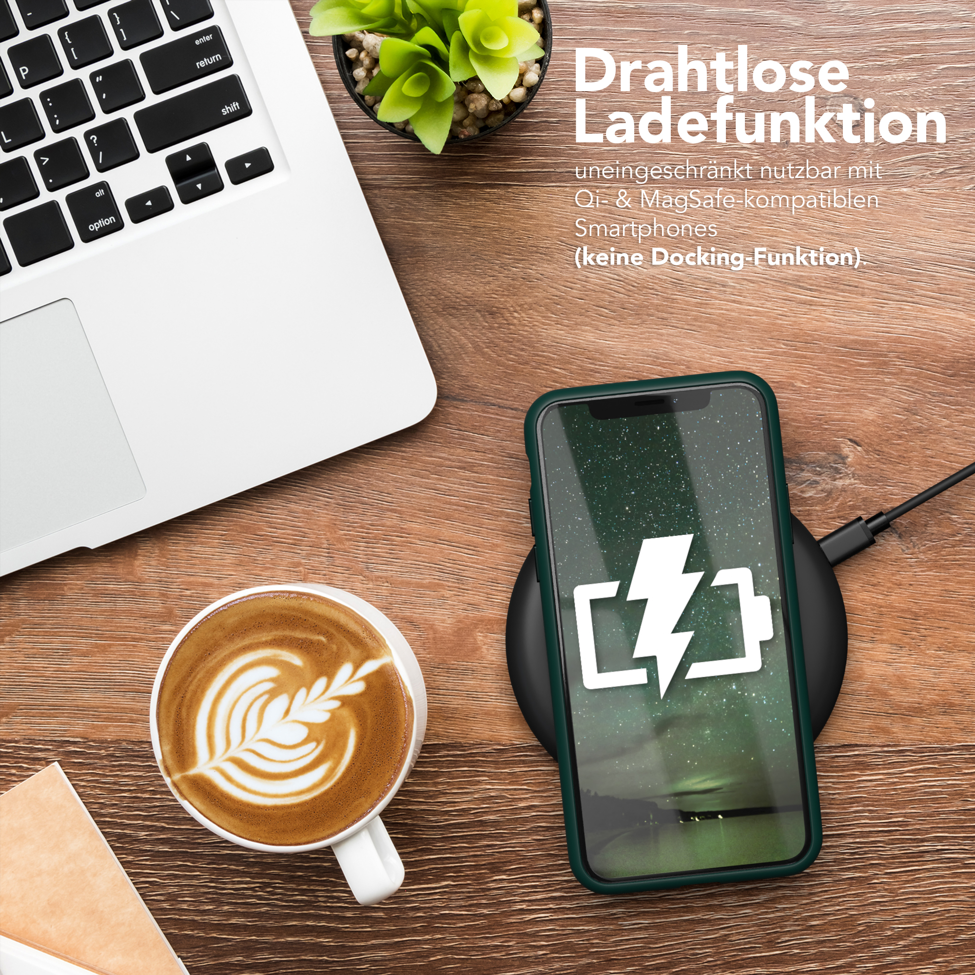 Telefon lädt kabellos, mit Kaffee und Laptop.