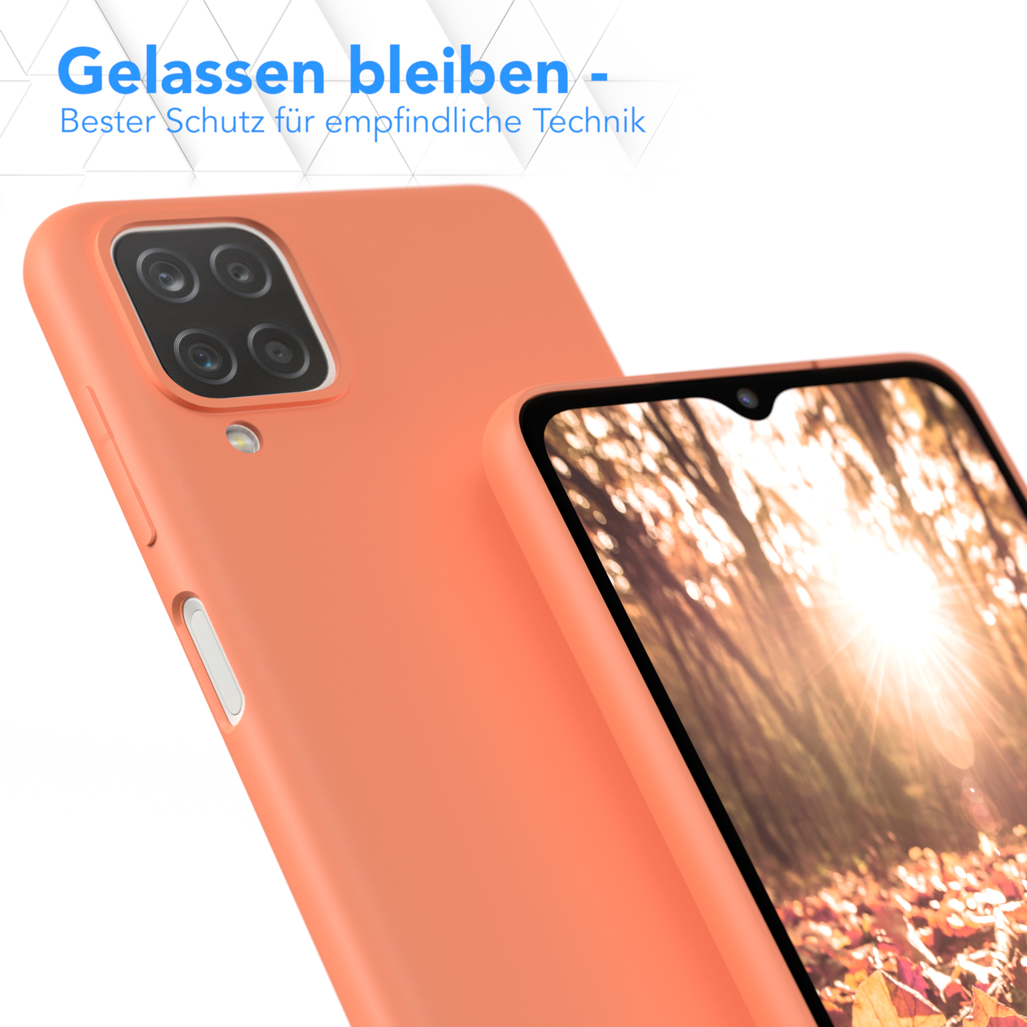 Orangefarbene Handyhülle und Telefon mit Kamera. Das Telefon ist in der Hülle. Blätter am Boden.