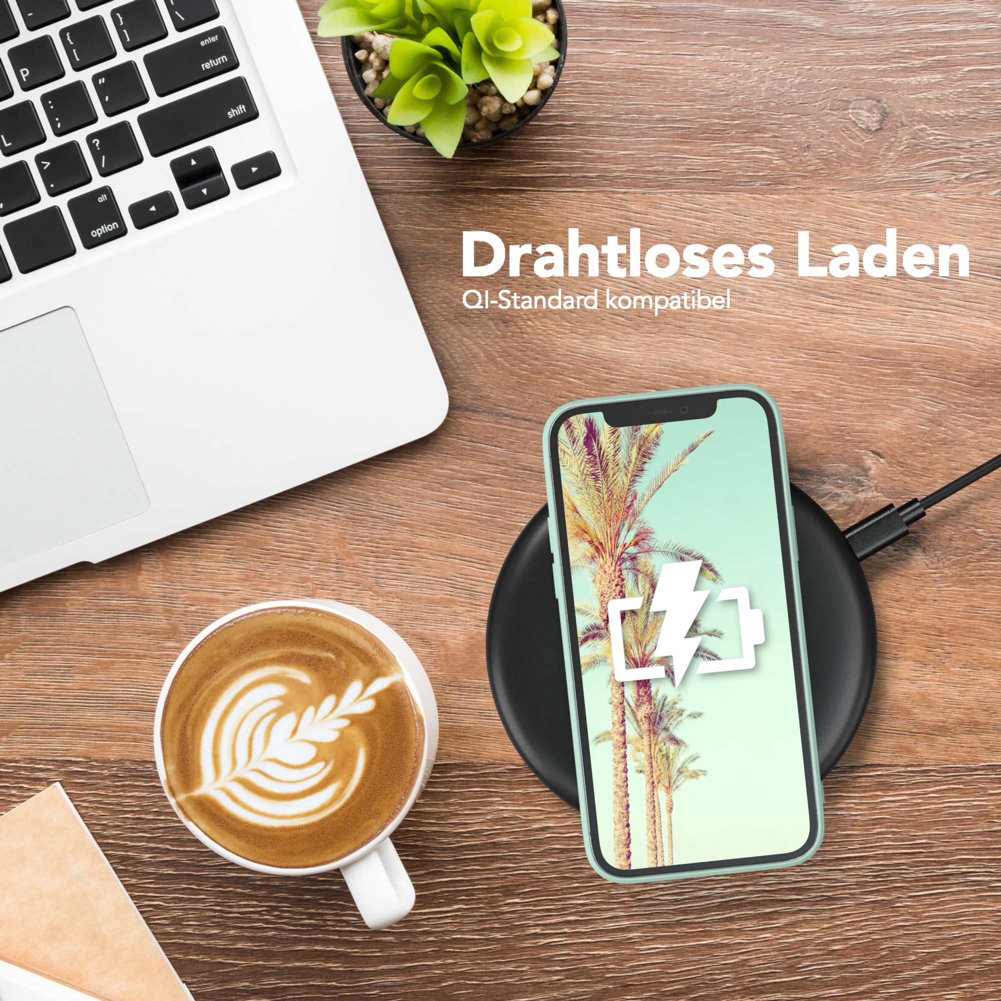 Ein Telefon, das drahtlos auf einem schwarzen Pad neben einer Tasse Kaffee geladen wird.