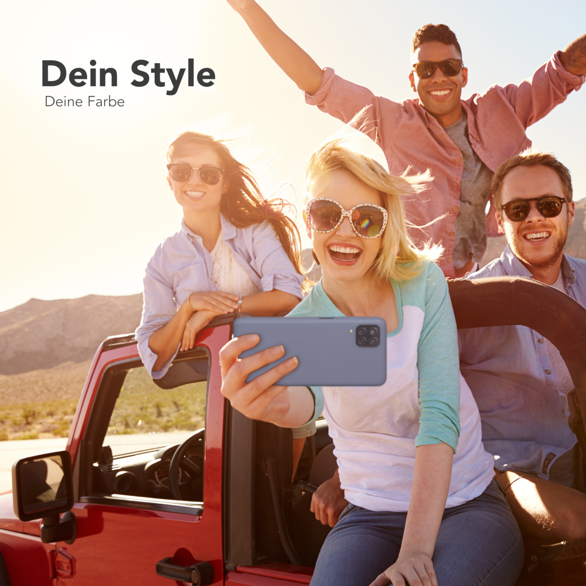 Vier Personen in einem roten Jeep machen ein Selfie mit einer blauen Handyhülle.