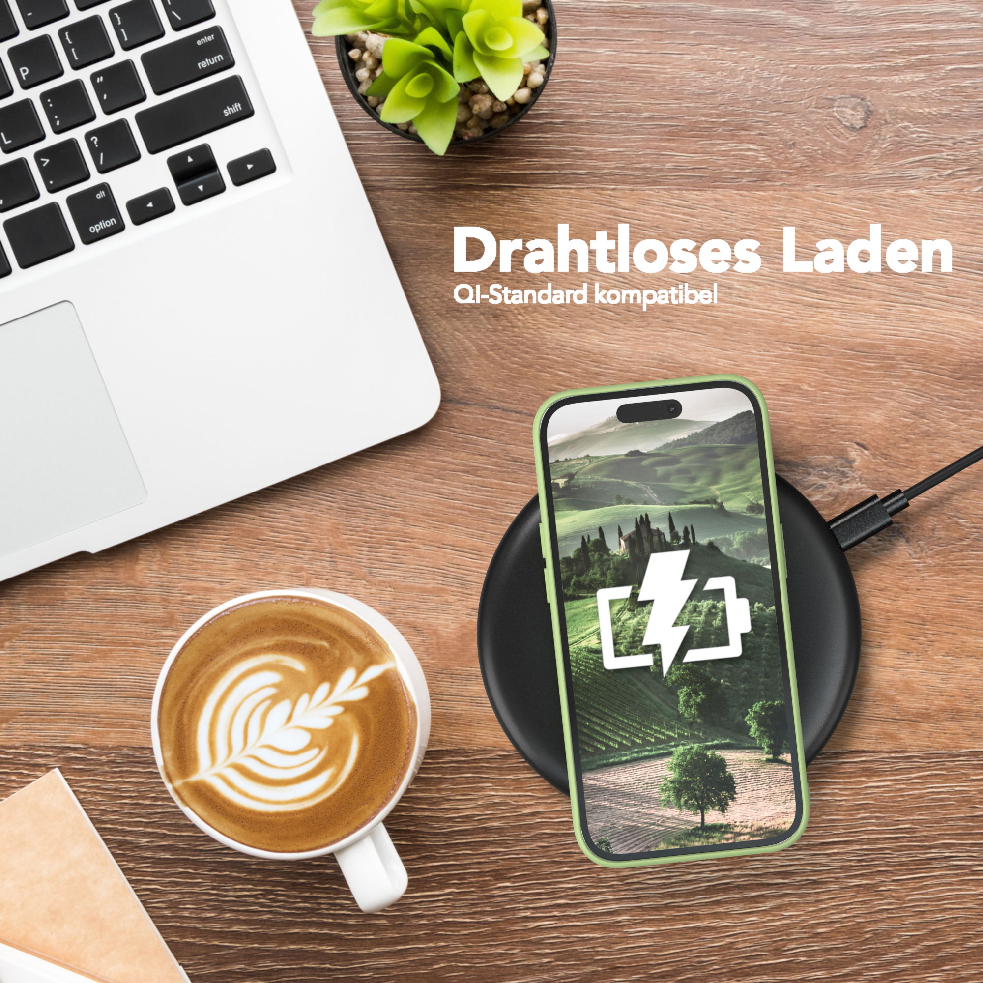 Laptop, Kaffeetasse, Telefon auf kabellosem Ladegerät und Pflanze auf einem Holzschreibtisch, mit Text.