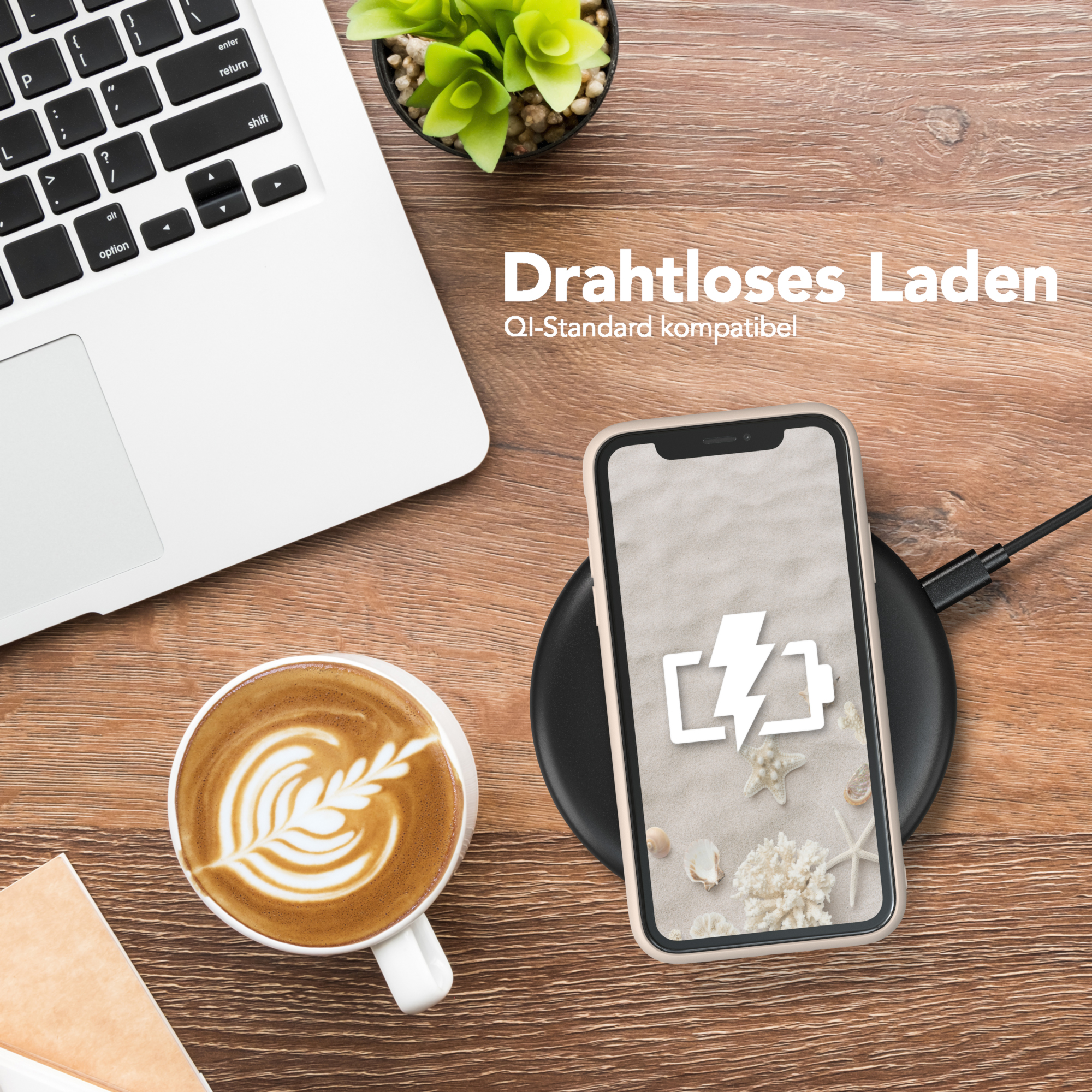 Ein Telefon auf einem kabellosen Ladegerät, mit einer Kaffeetasse und einem Laptop auf Holz.