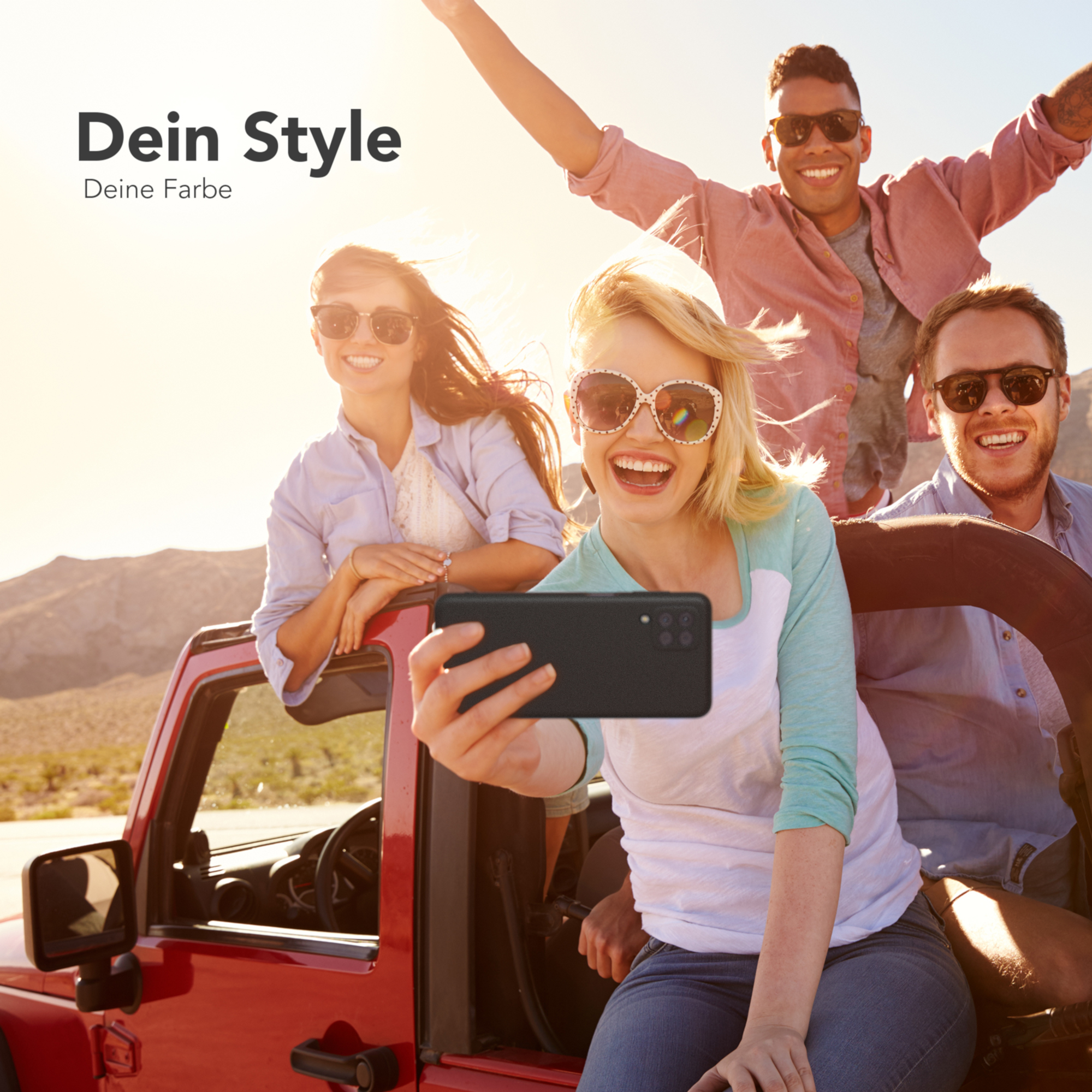 Gruppe von vier Personen macht Selfie mit schwarzer Handyhülle im roten Jeep. Text: Dein Style - Deine Farbe.