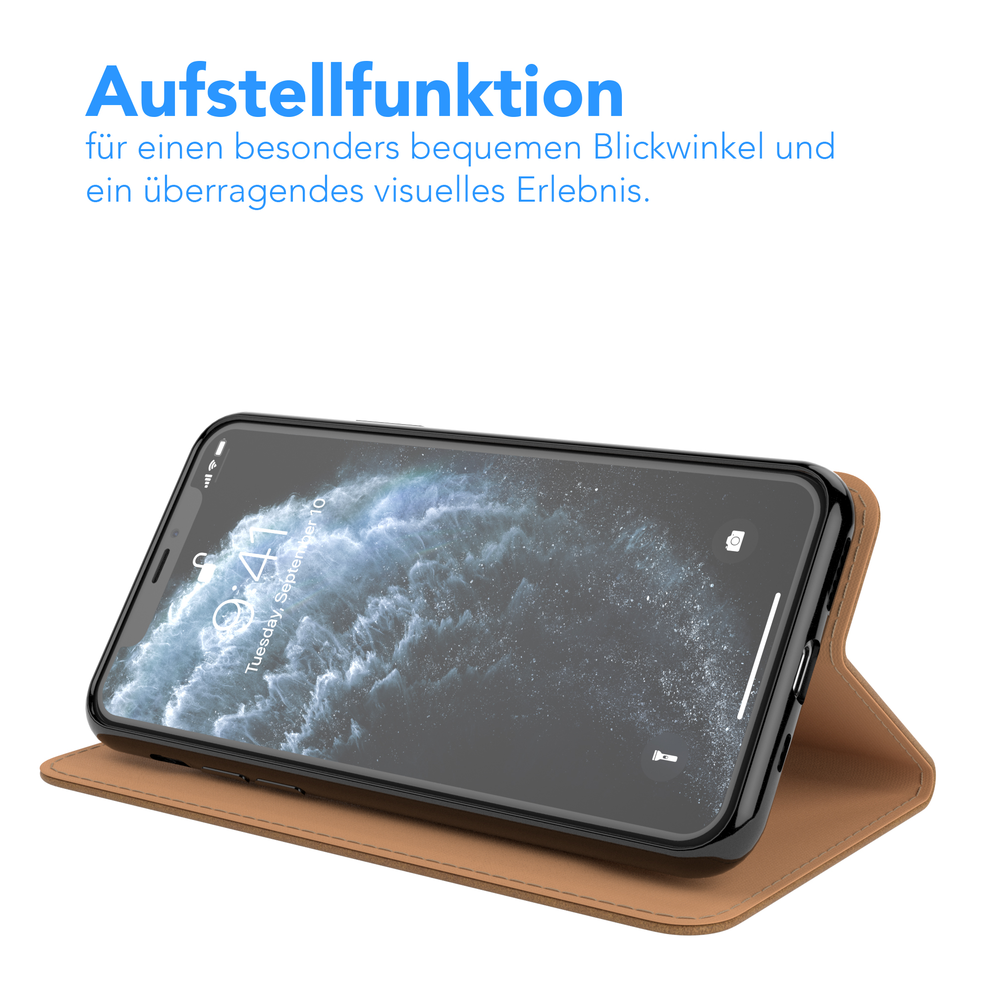 Ein Telefon in einer braunen Hülle steht auf und zeigt den Bildschirm, mit weißem Hintergrund.