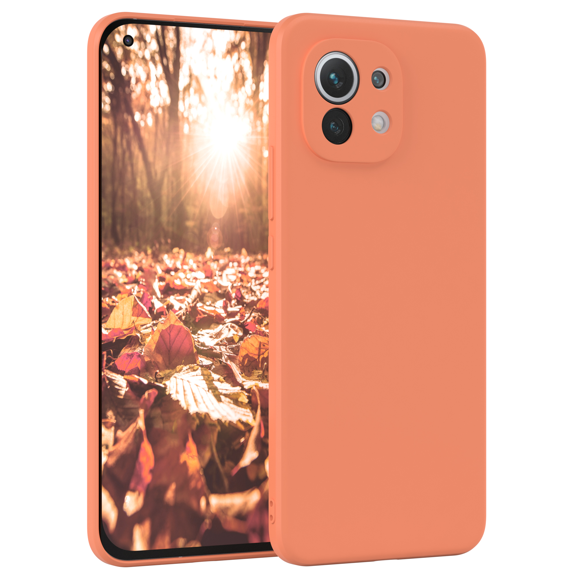 Orangefarbene Handyhülle mit Waldboden im Hintergrund und Herbstlaub.