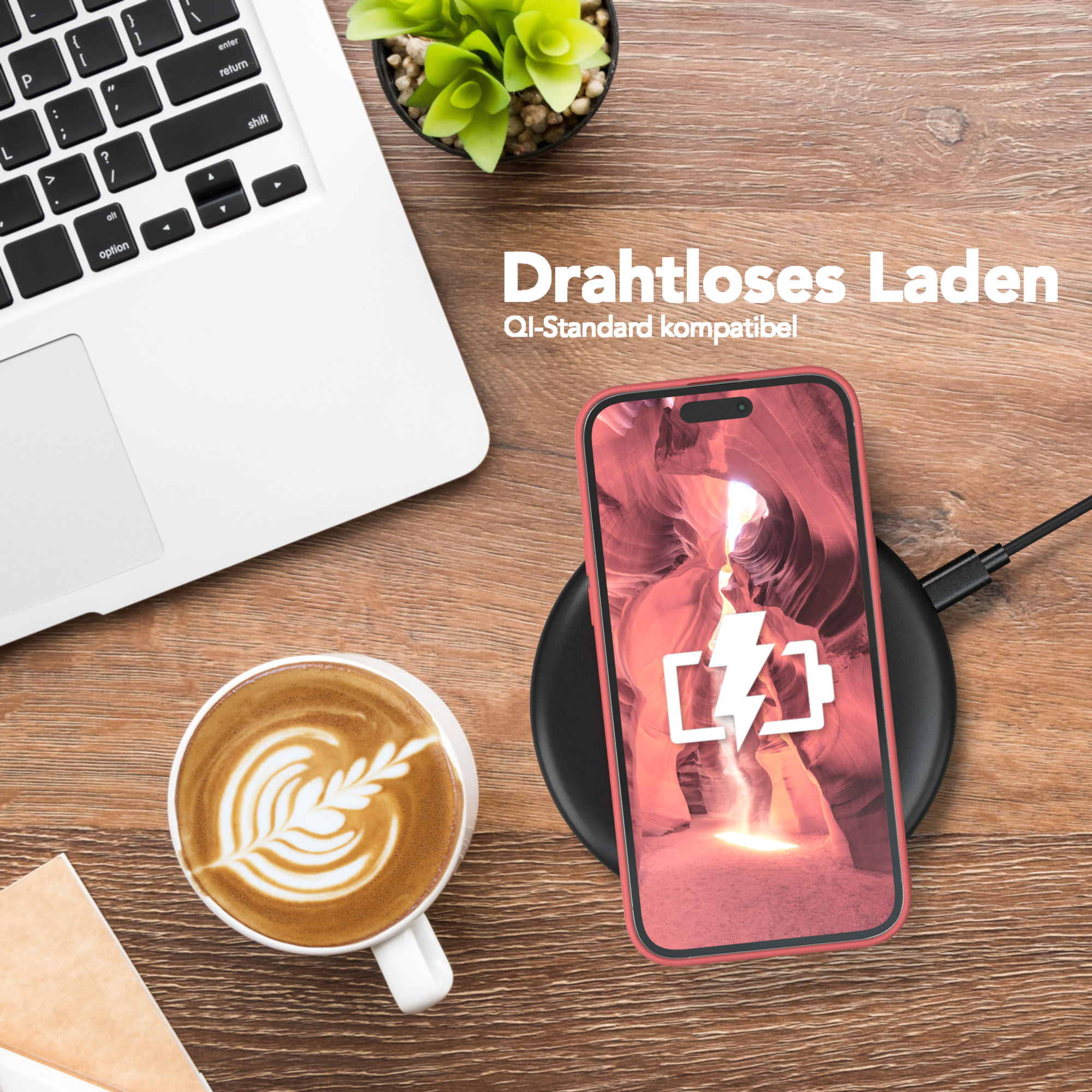 Telefon mit Hülle auf kabellosem Ladegerät, mit Laptop und Kaffee auf Holzschreibtisch.