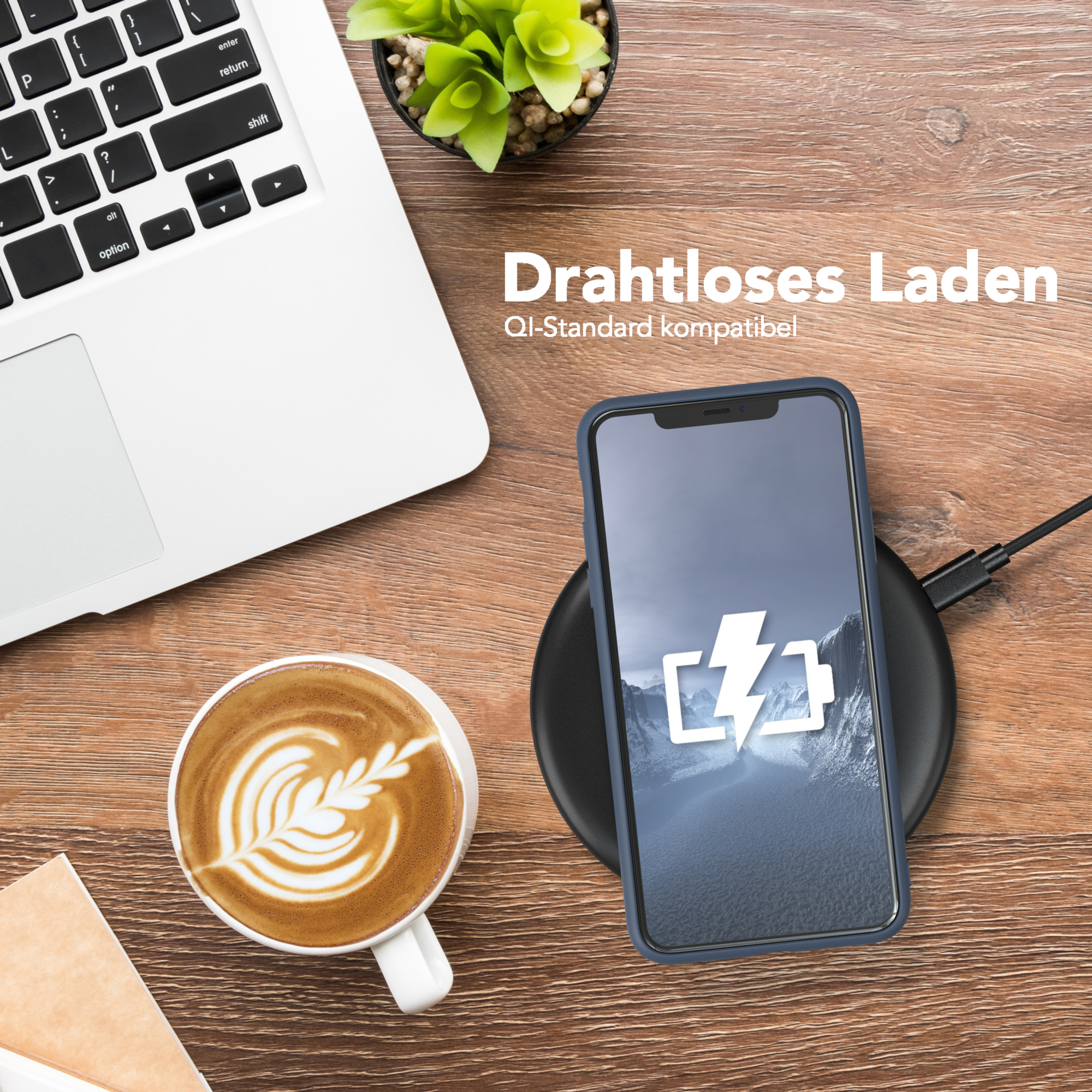 Telefon lädt kabellos, neben Laptop und Kaffee.