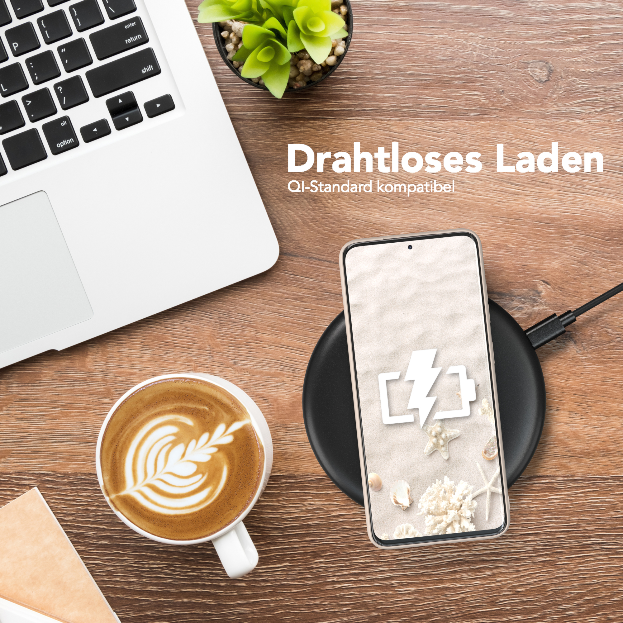 Laptop, Kaffee, Telefon auf kabellosem Ladegerät. Telefon zeigt Ladesymbol.