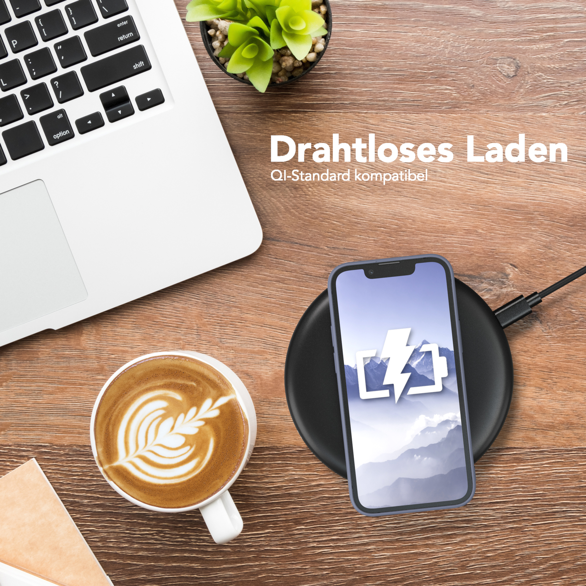 Telefon lädt auf einem schwarzen kabellosen Ladegerät. Eine Kaffeetasse und ein Laptop. Das Telefon hat eine blaue Hülle.