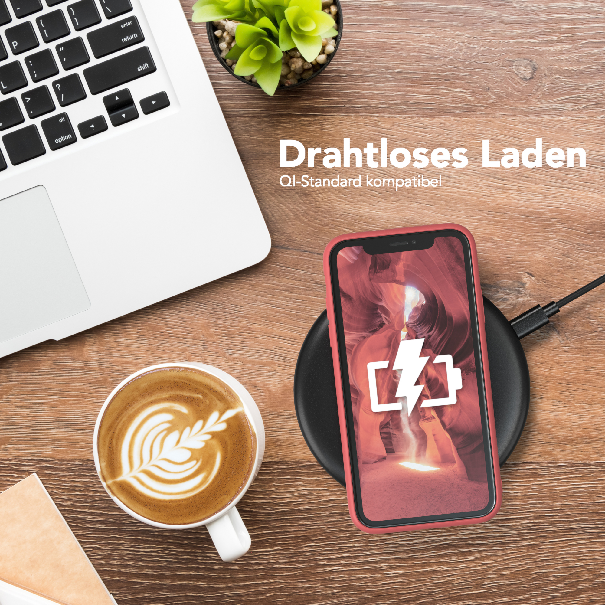 Laptop, Kaffee, Telefon lädt auf kabellosem Ladegerät.