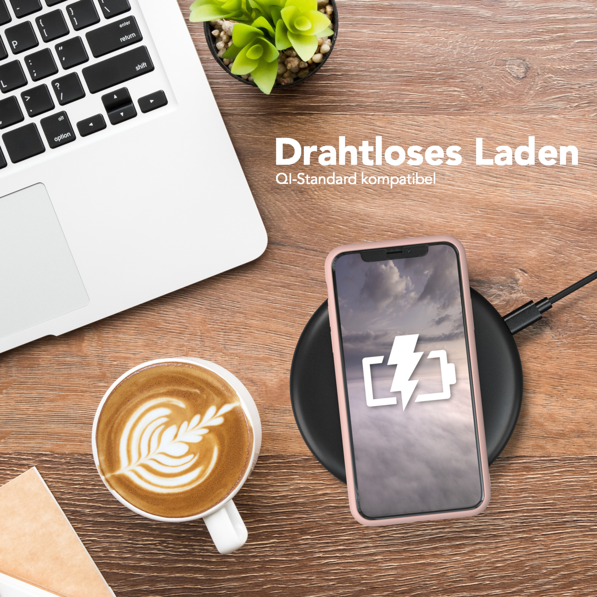 Ein Telefon liegt auf einem kabellosen Ladegerät auf einem Holztisch.