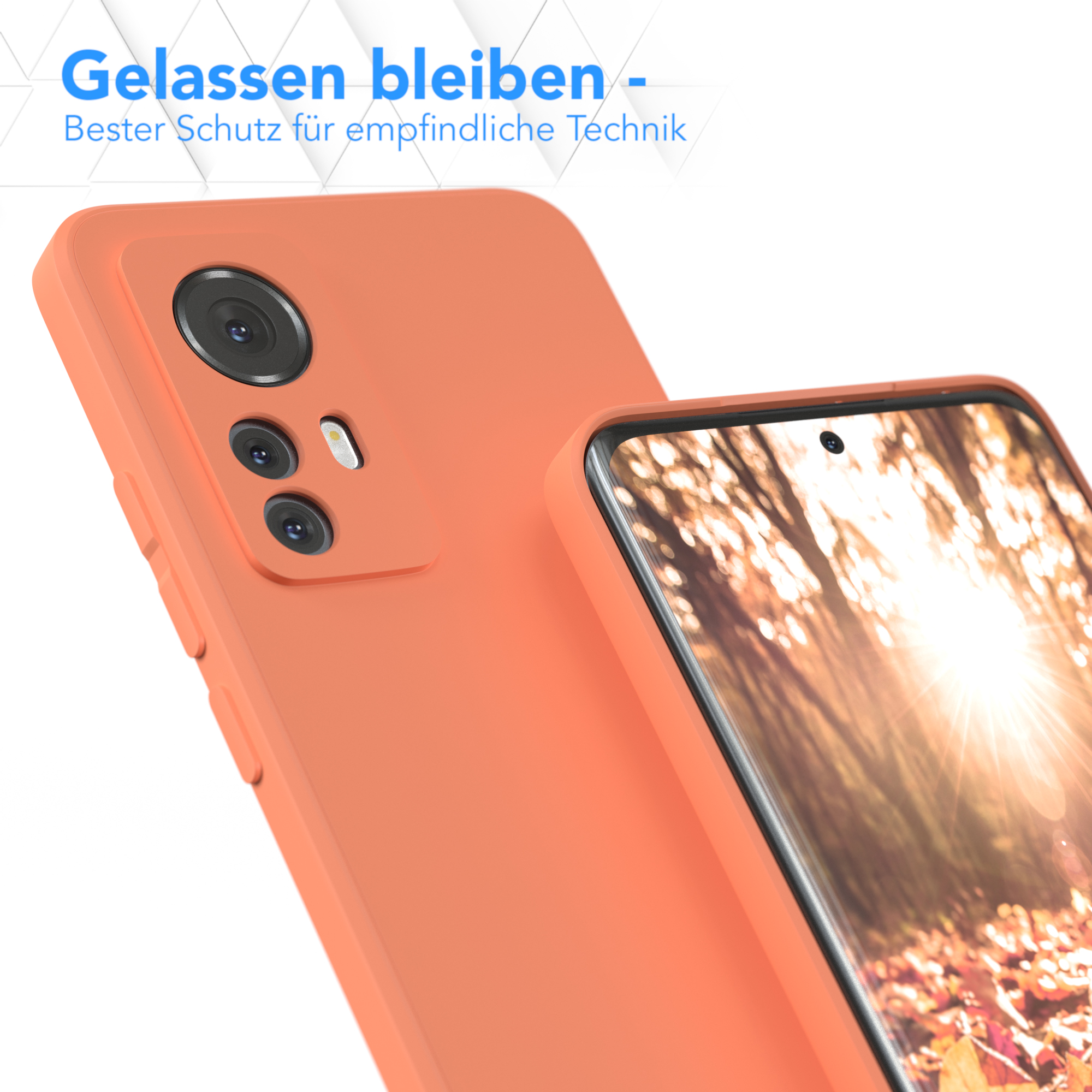 Ein orangefarbenes Telefon und eine Hülle auf weißem Untergrund. Das Telefon ist nach links abgewinkelt.