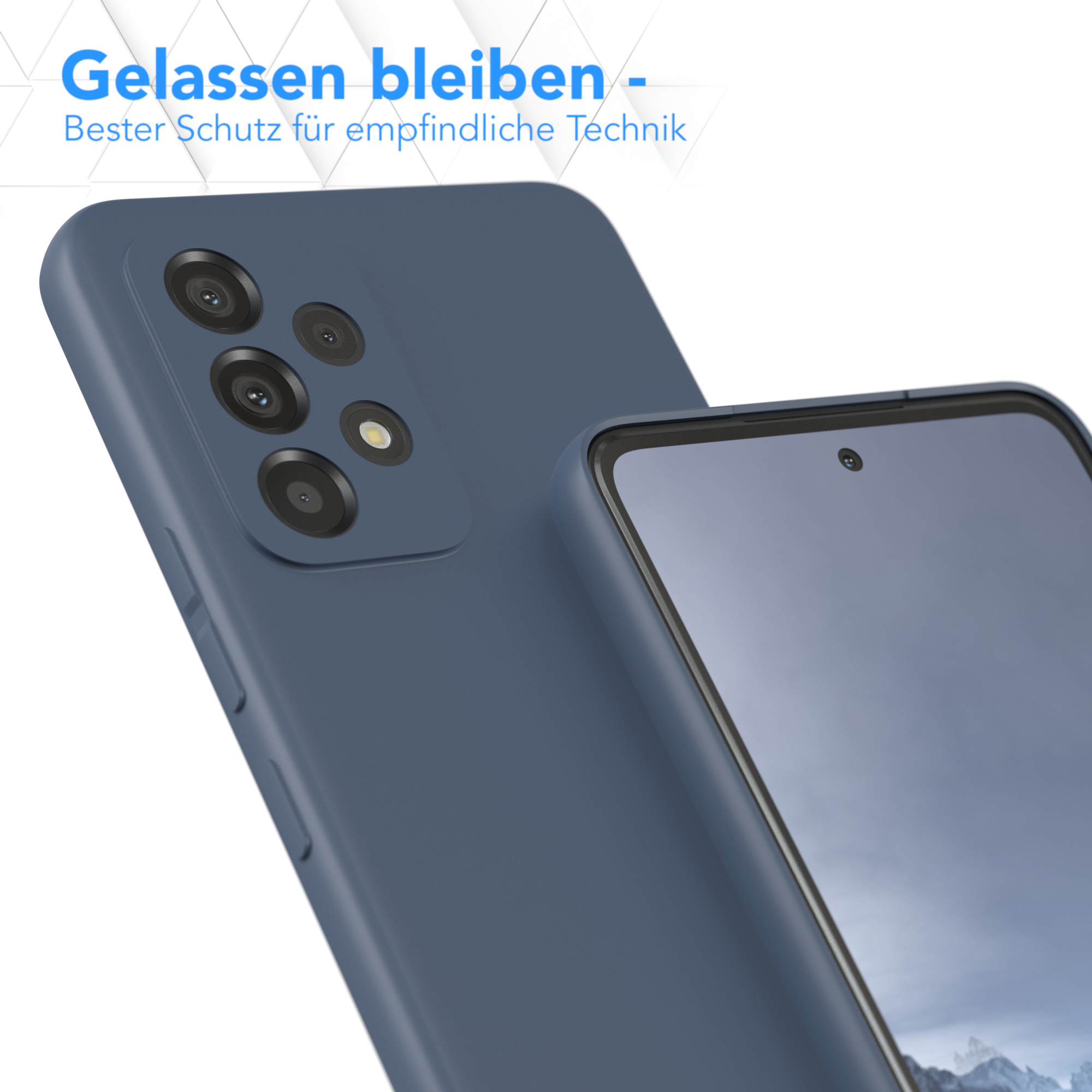 Laptop, Kaffee und Handyhülle auf einem Holztisch.