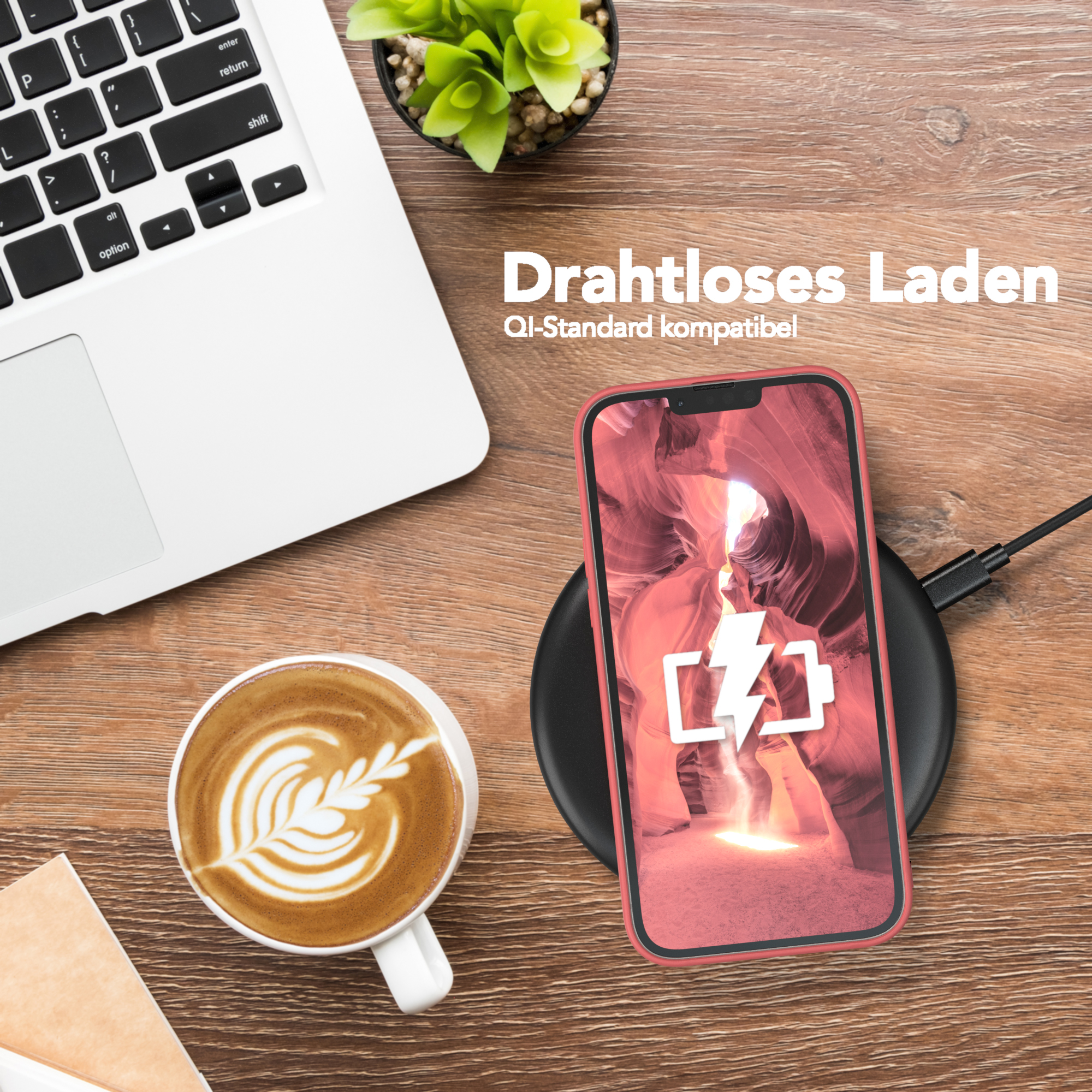 Telefon auf kabellosem Ladegerät, neben Laptop und Kaffee. Landschaftsbild auf dem Telefon.
