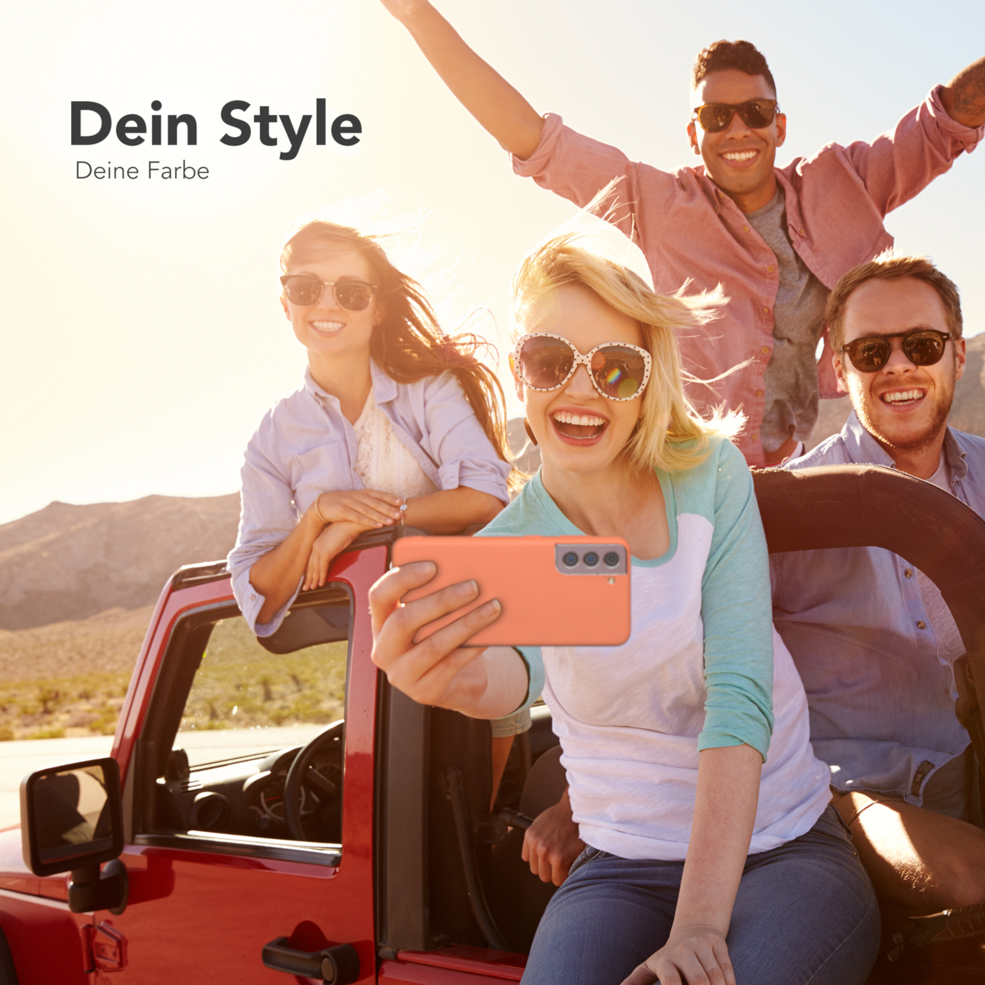 Freunde machen Selfie im Auto. Das Telefon hat eine orangefarbene Hülle. Text.