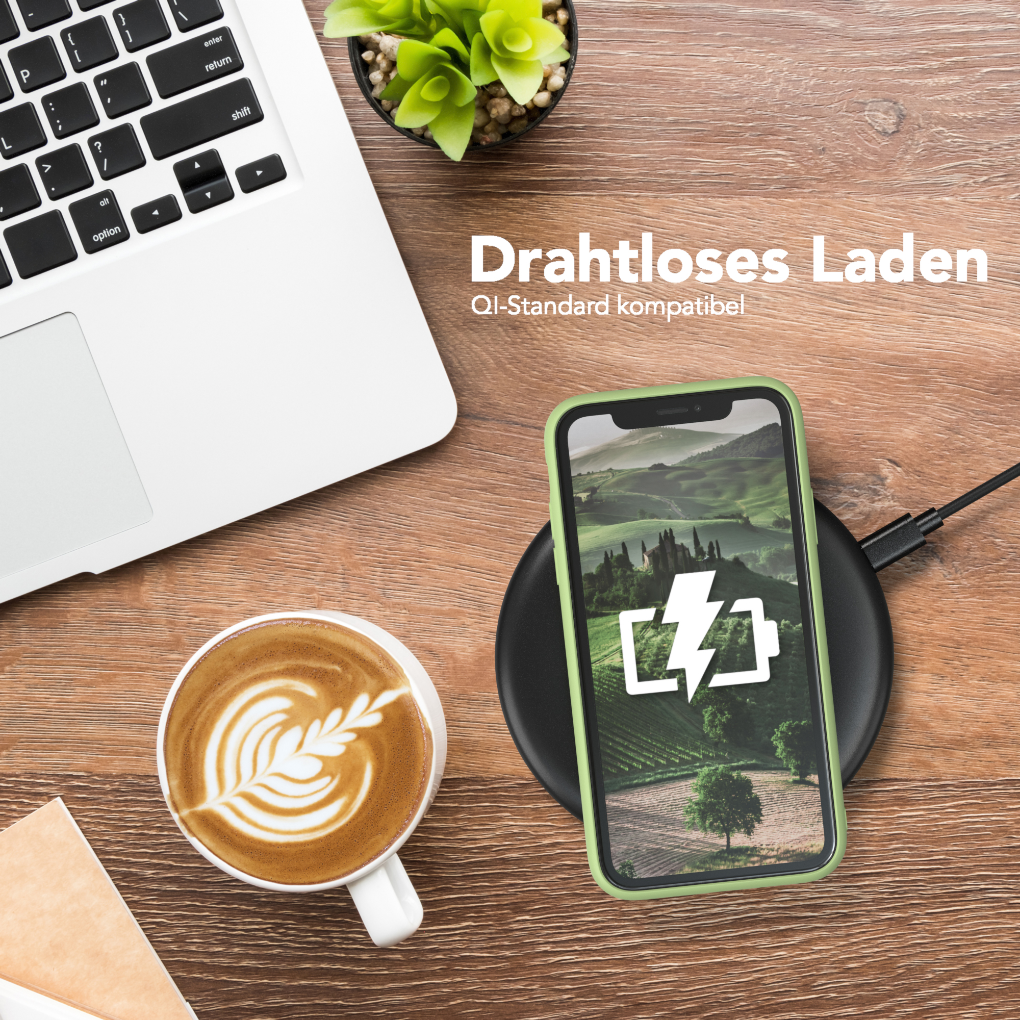 Telefon in grüner Hülle auf kabellosem Ladegerät mit Tasse und Laptop. Text: Drahtloses Laden, QI-Standard.