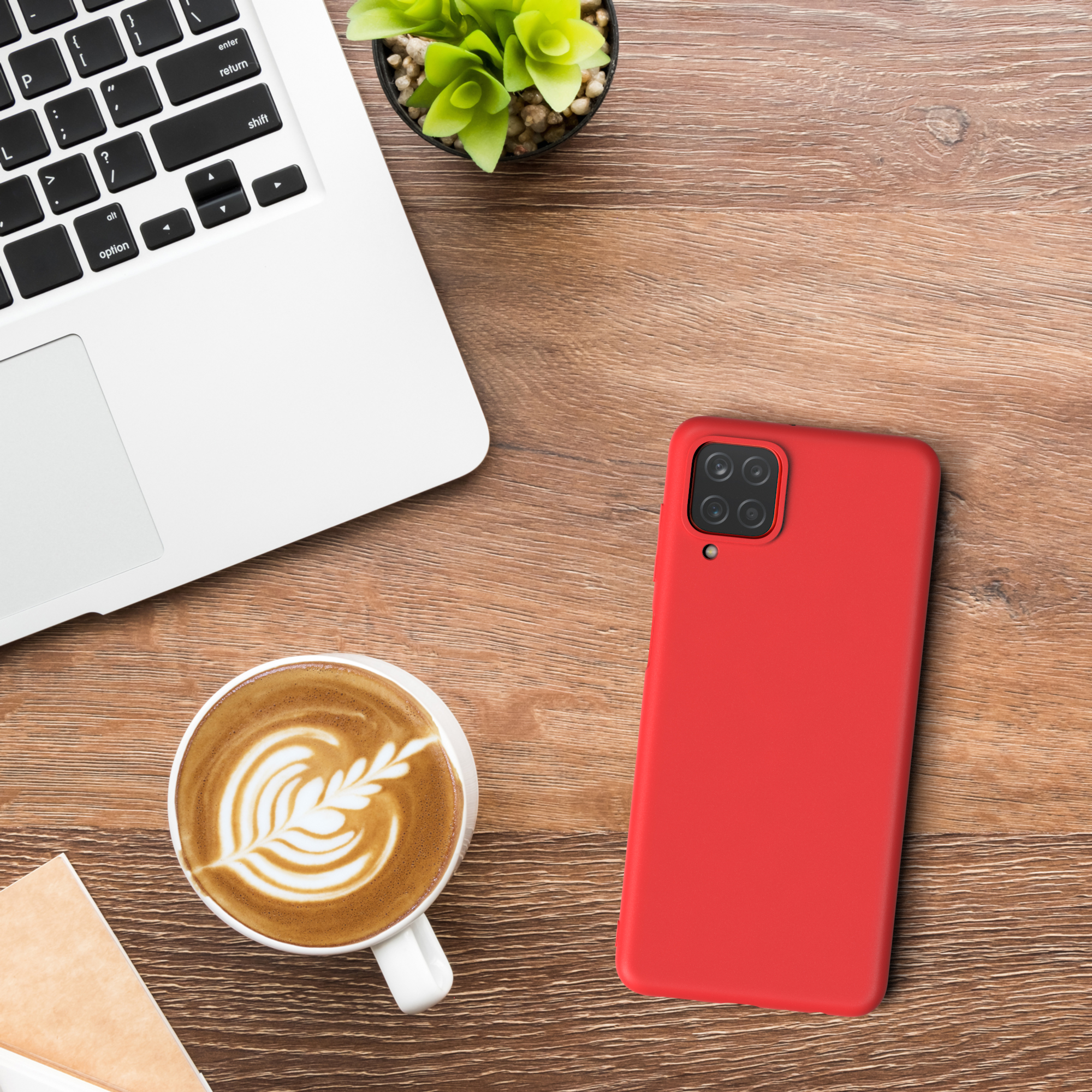 Rote Handyhülle mit Telefon, Kaffee und Laptop auf einem Holztisch.